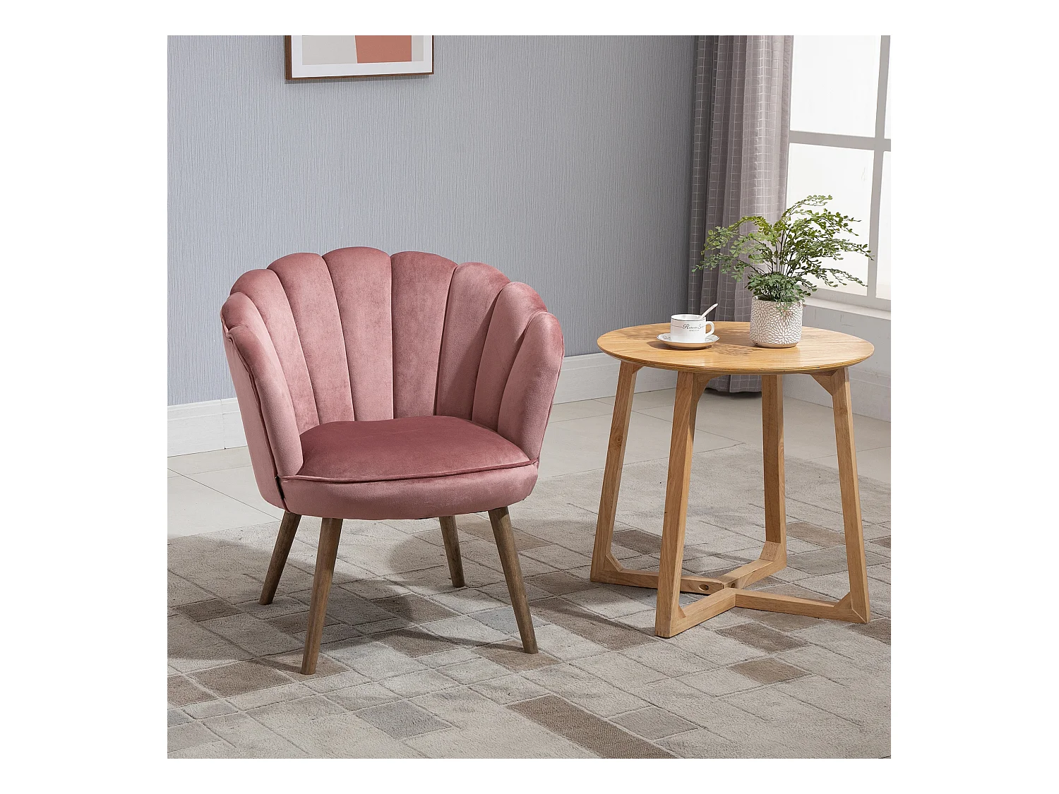 Fauteuil design coquillage piètement effilé bois d'hévéa dossier enveloppant strié aspect velours rose poudré