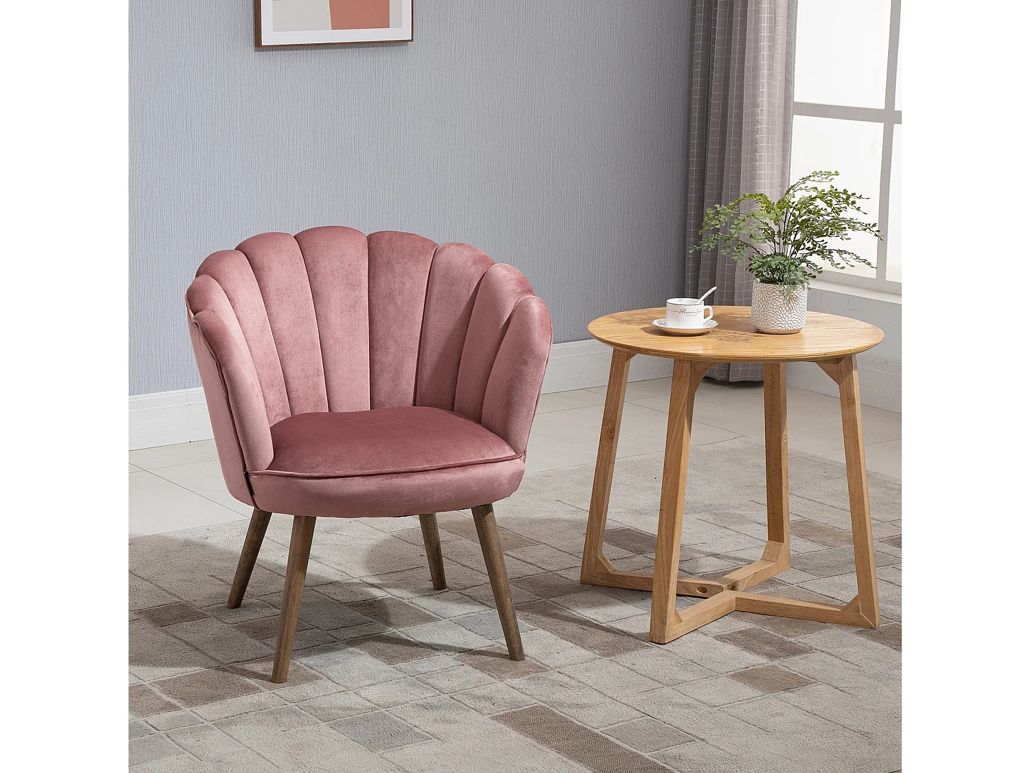 Fauteuil design coquillage piètement effilé bois d'hévéa dossier enveloppant strié aspect velours rose poudré