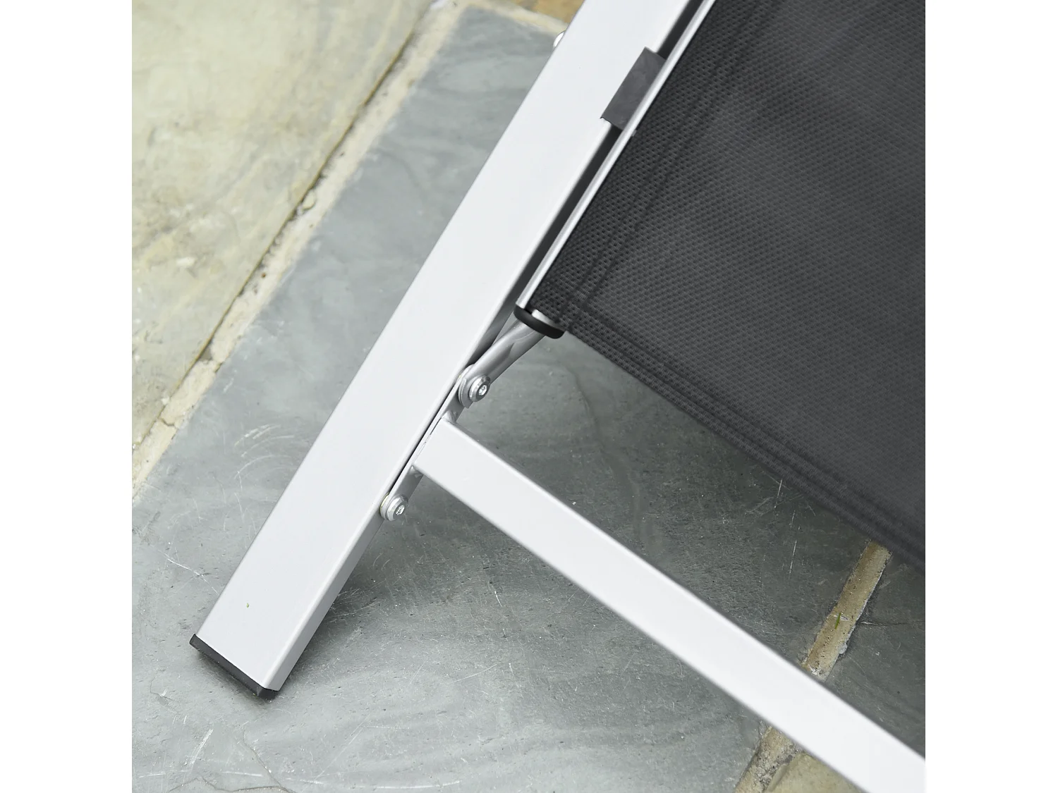 Lot de 2 bains de soleil design contemporain table basse plateau verre trempé métal époxy textilène gris foncé