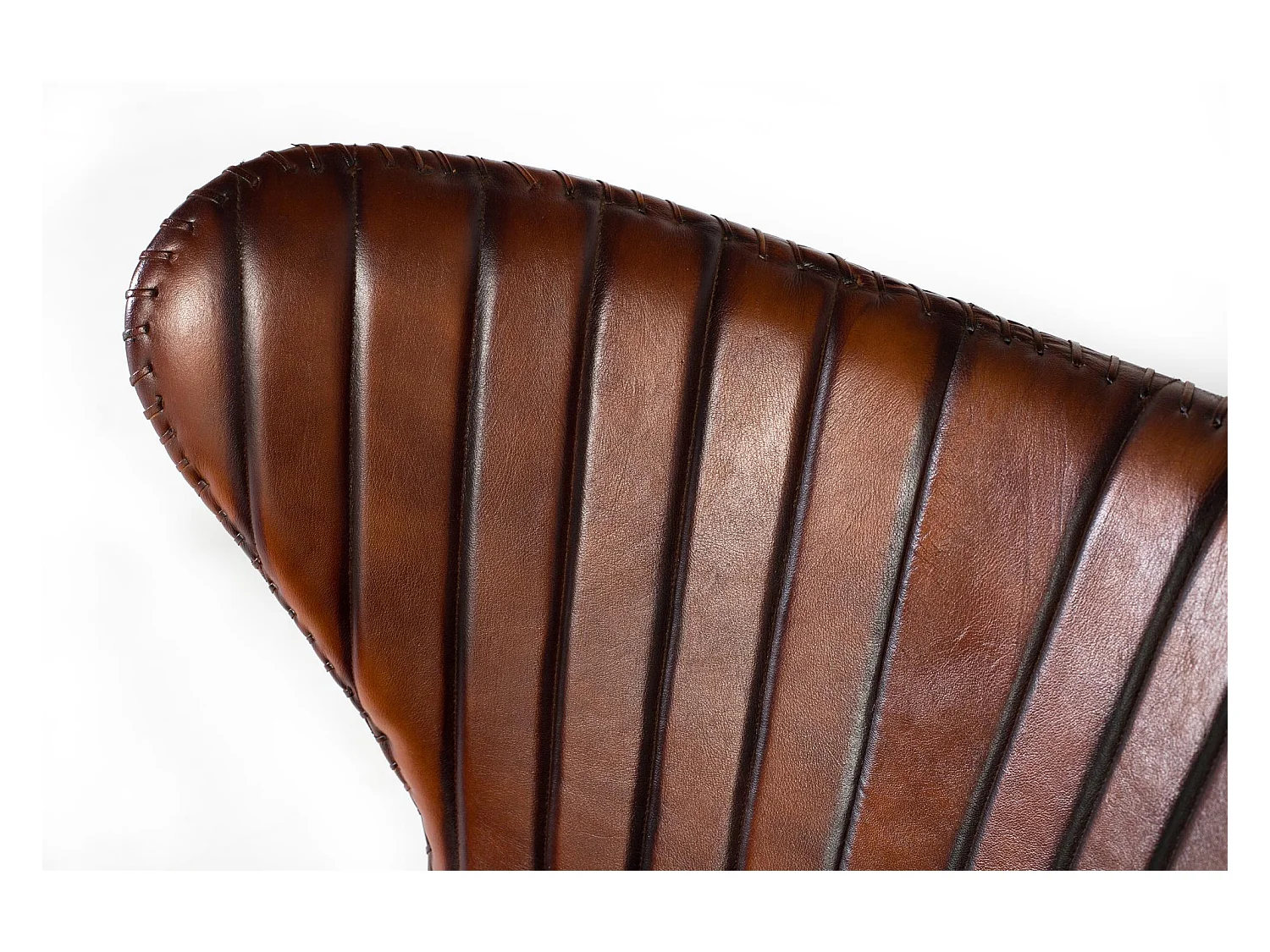 Fotel tapicerowany naturalną brązową skórą z metalowymi nogami