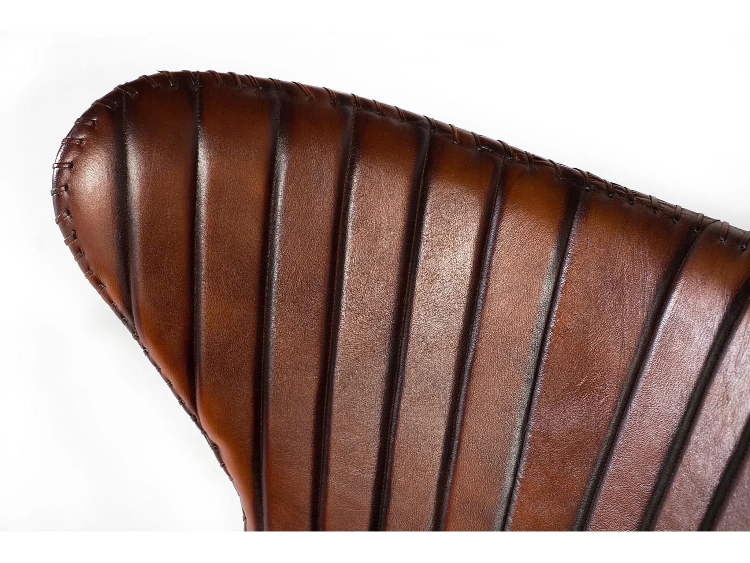 Fauteuil van bruin natuurleer met metalen steentjes
