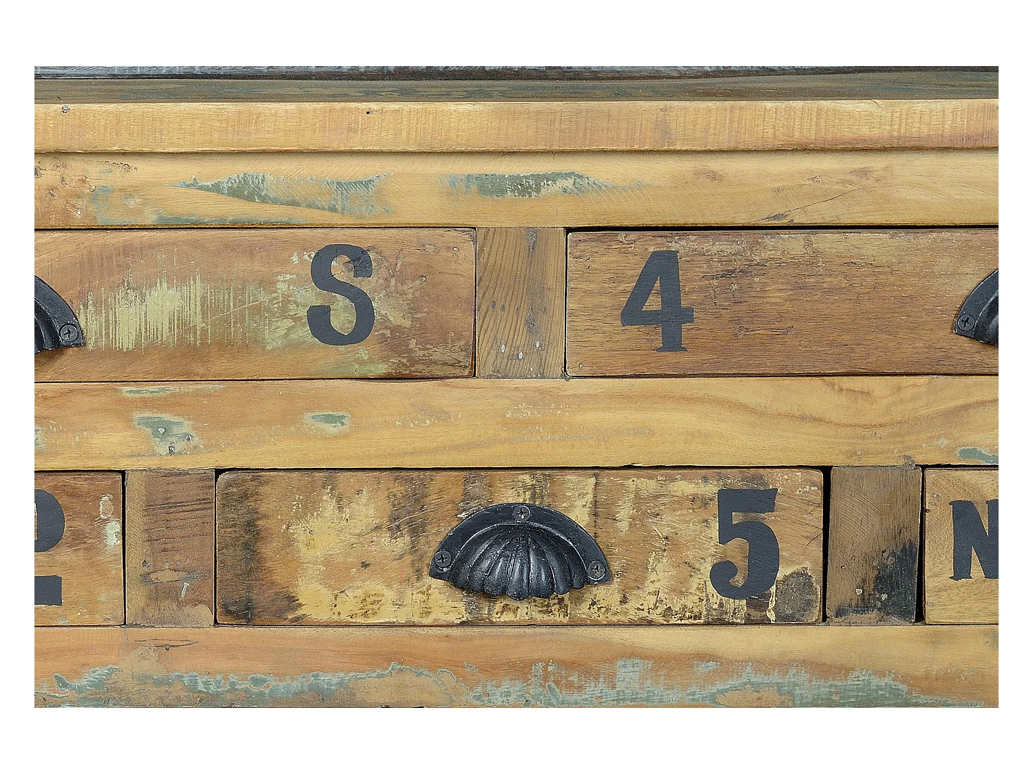 Table basse en bois recyclé et roulettes métal multicolores