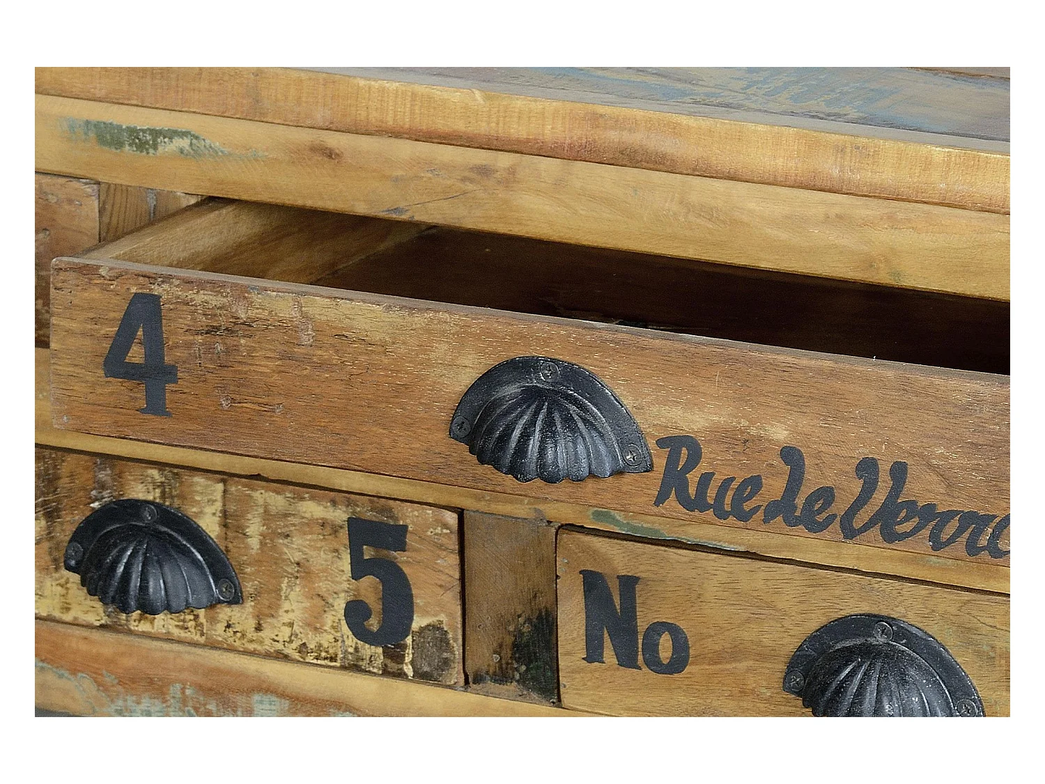 Table basse en bois recyclé et roulettes métal multicolores