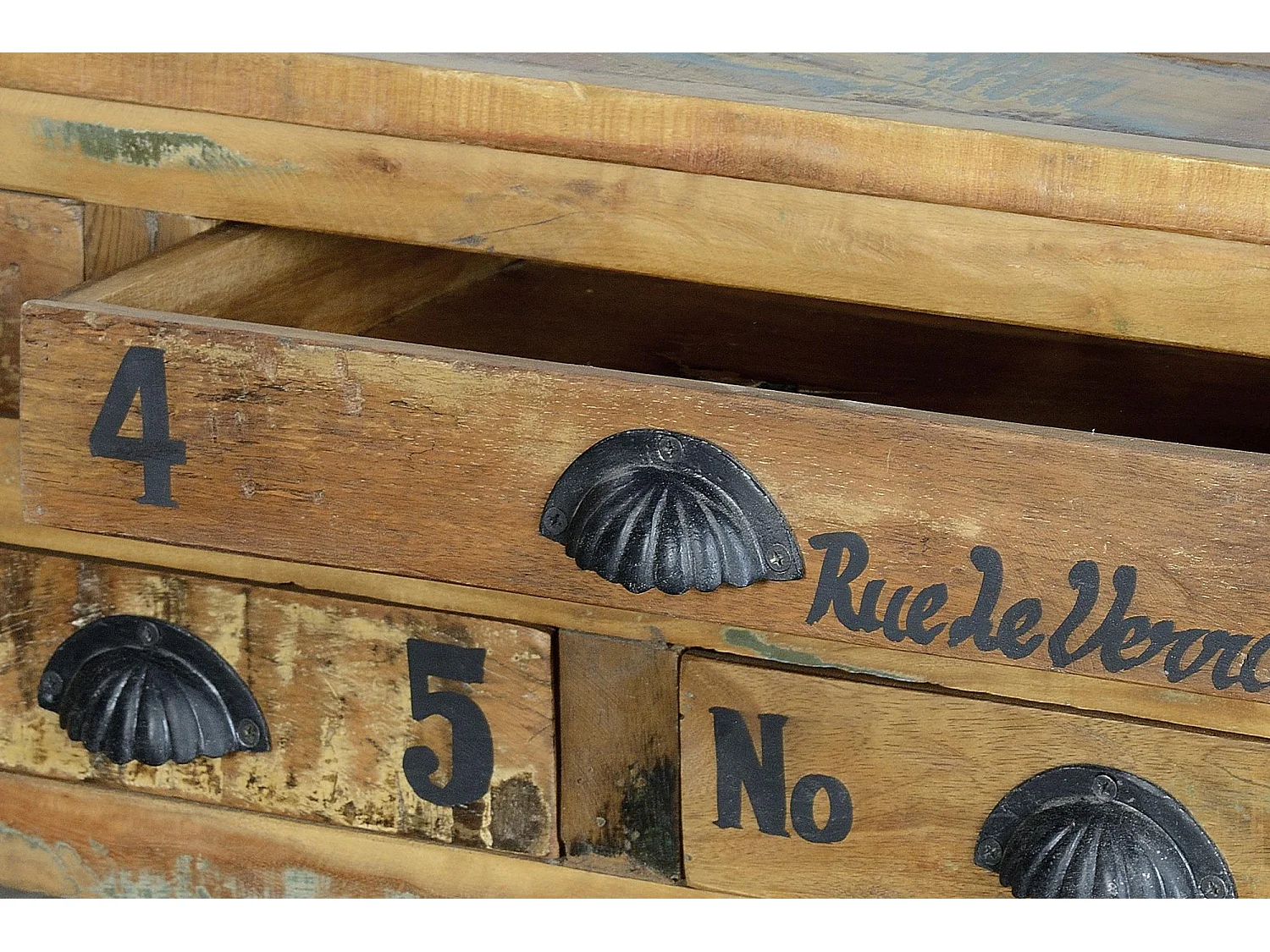Tafelonderstel van gerecycled hout en veelkleurige metalen roulettes