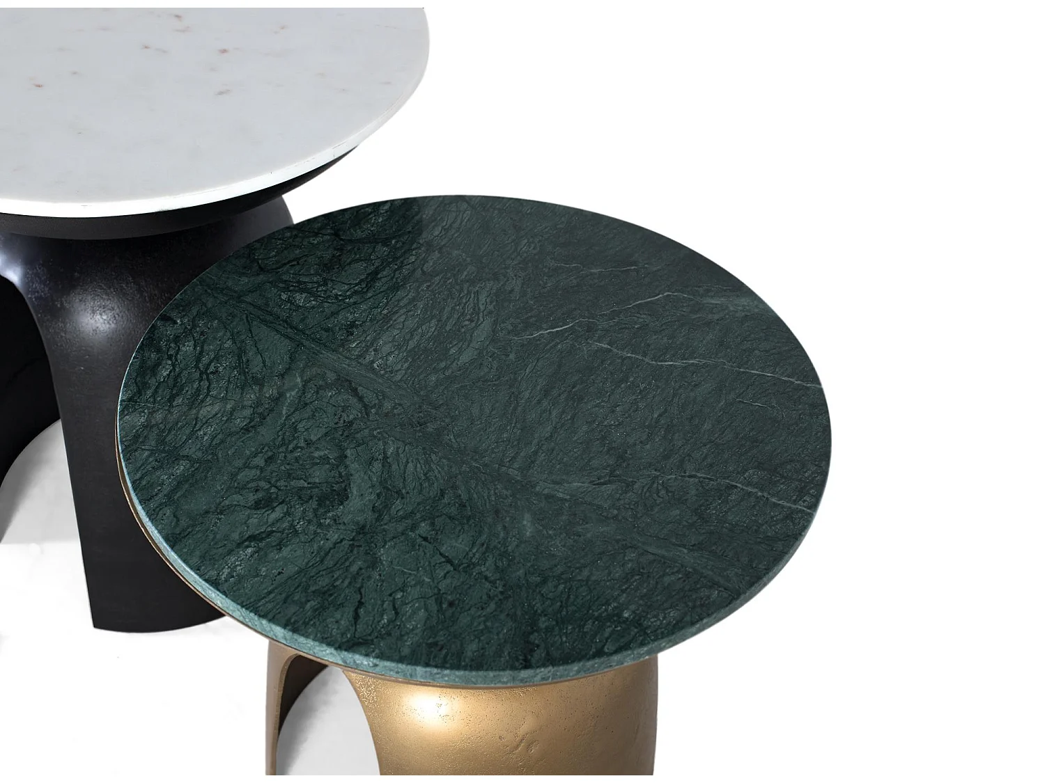 Ensemble de 2 tables avec plateau en marbre et piètement en aluminium.