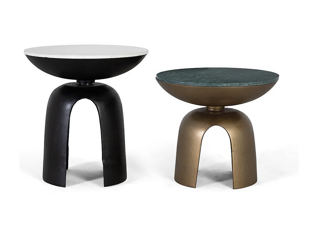 Ensemble de 2 tables avec plateau en marbre et piètement en aluminium.
