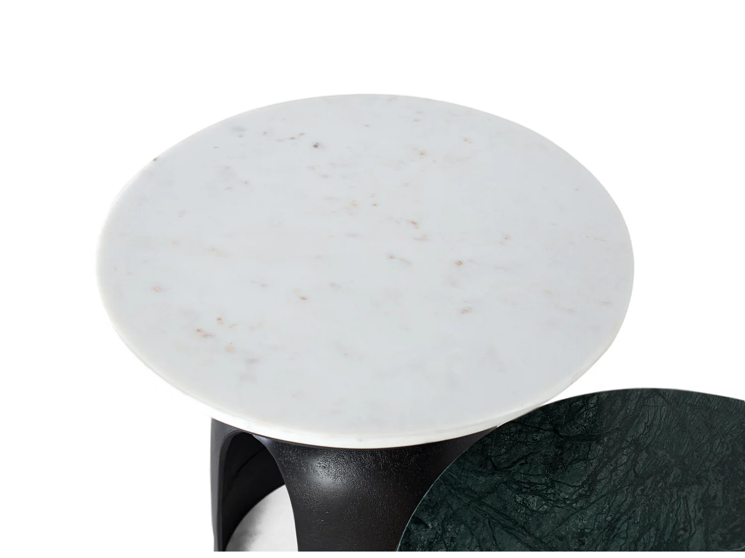 Ensemble de 2 tables avec plateau en marbre et piètement en aluminium.