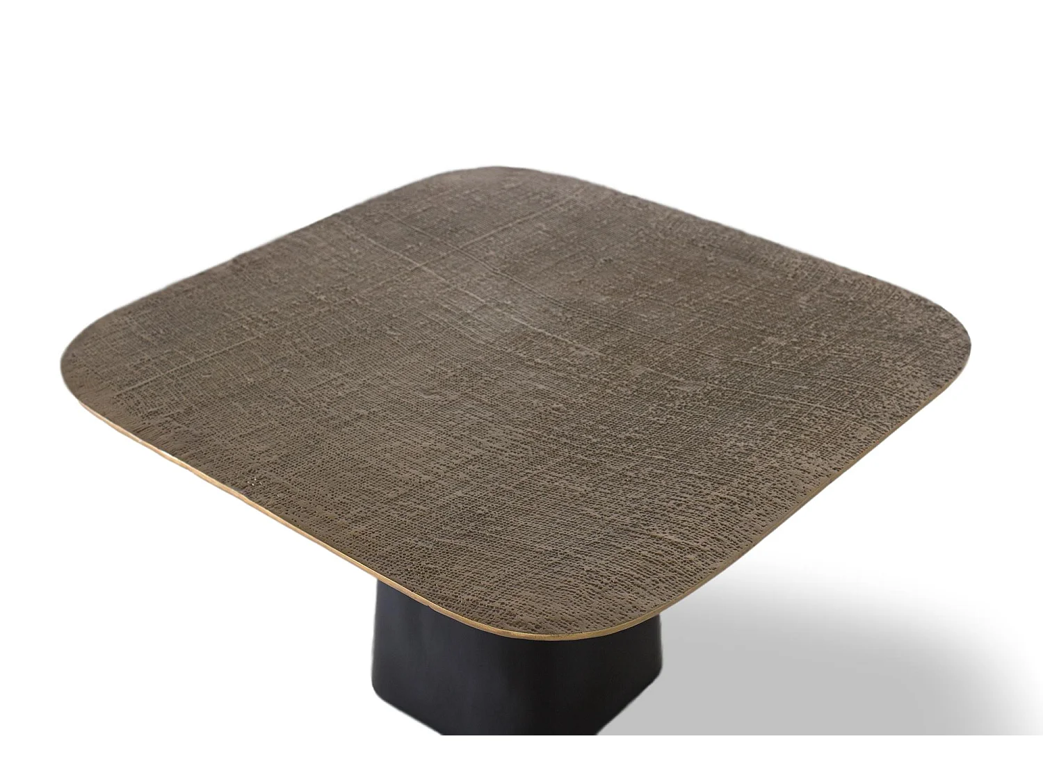 Table basse avec base en fer et plateau en aluminium