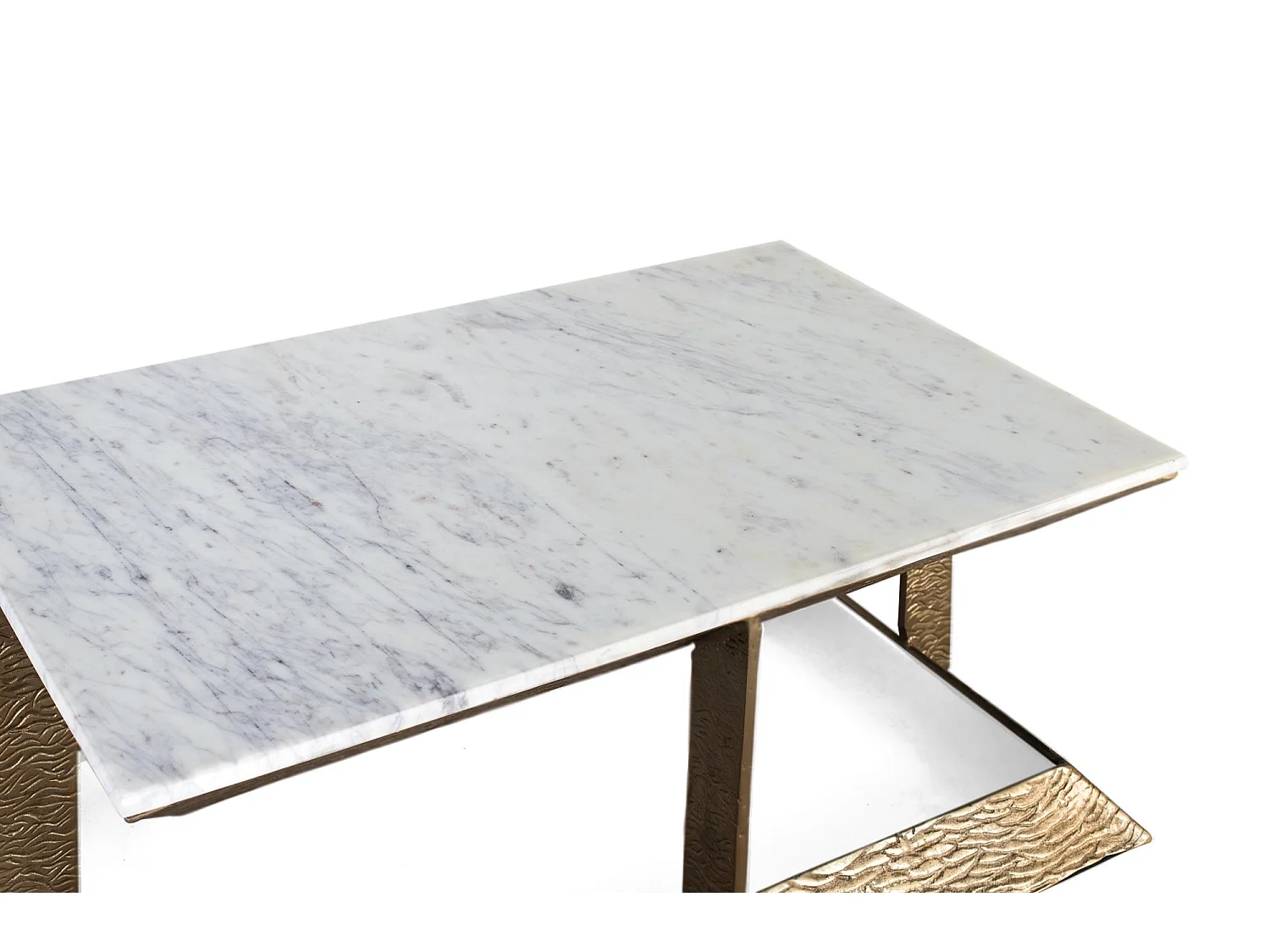 Tavolo centrale con base in alluminio e piano in marmo.