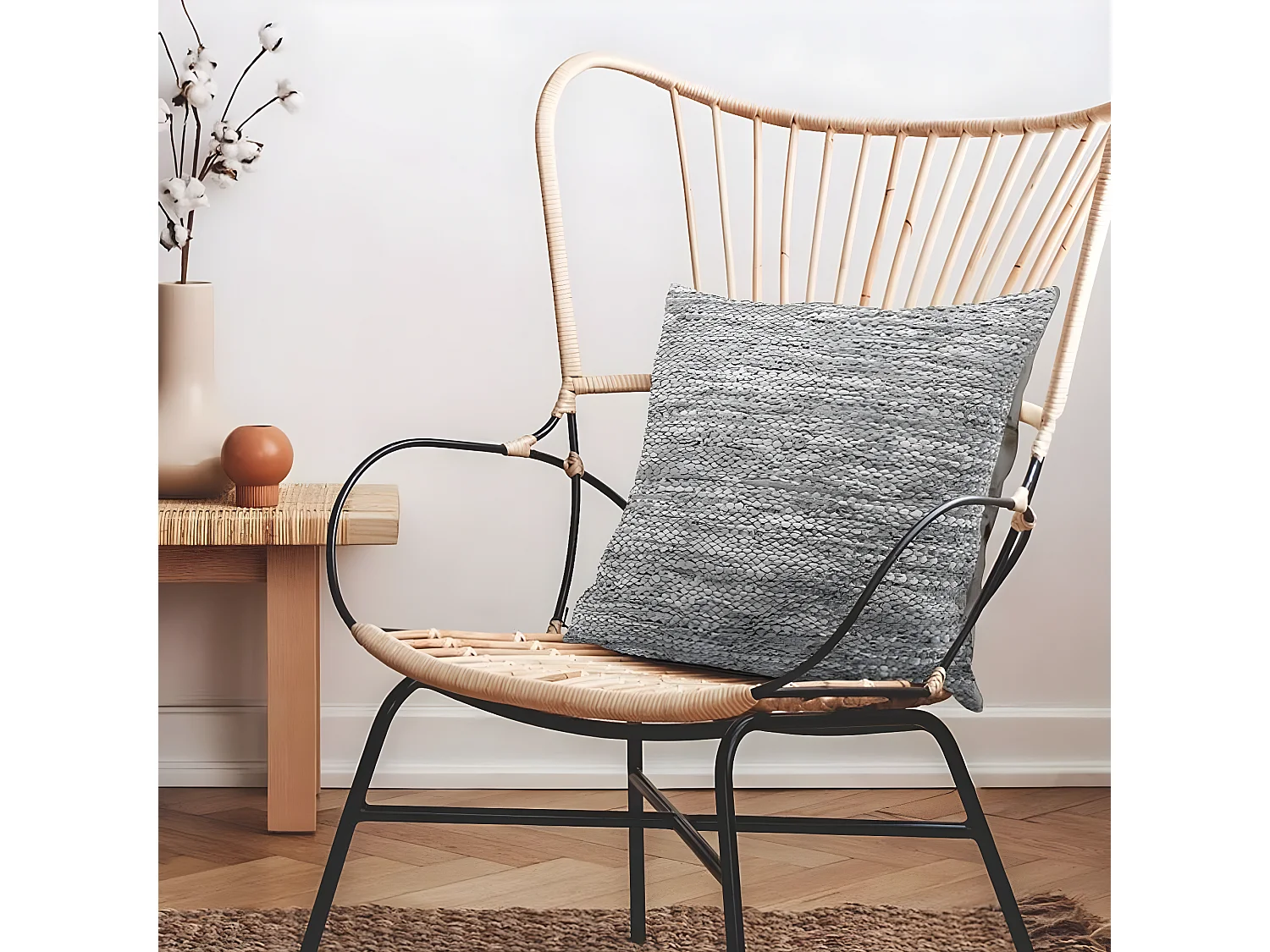 SKIN - Coussin en cuir tressé gris clair 45x45