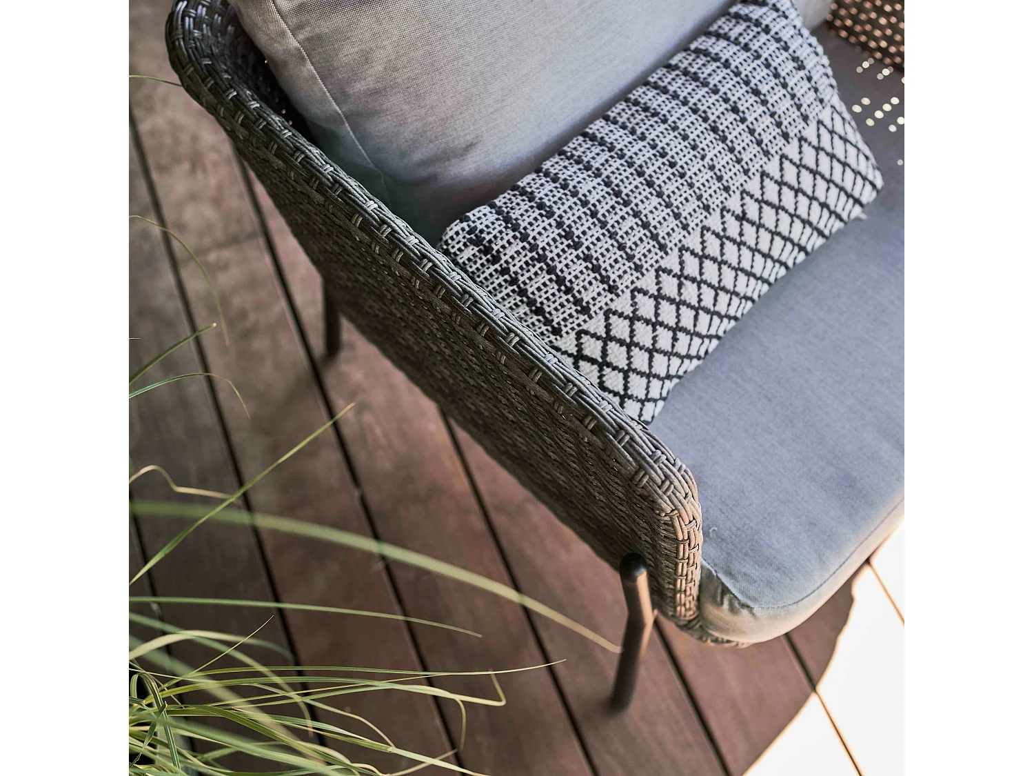 Salon de jardin 4 places en résine tressée et table gris