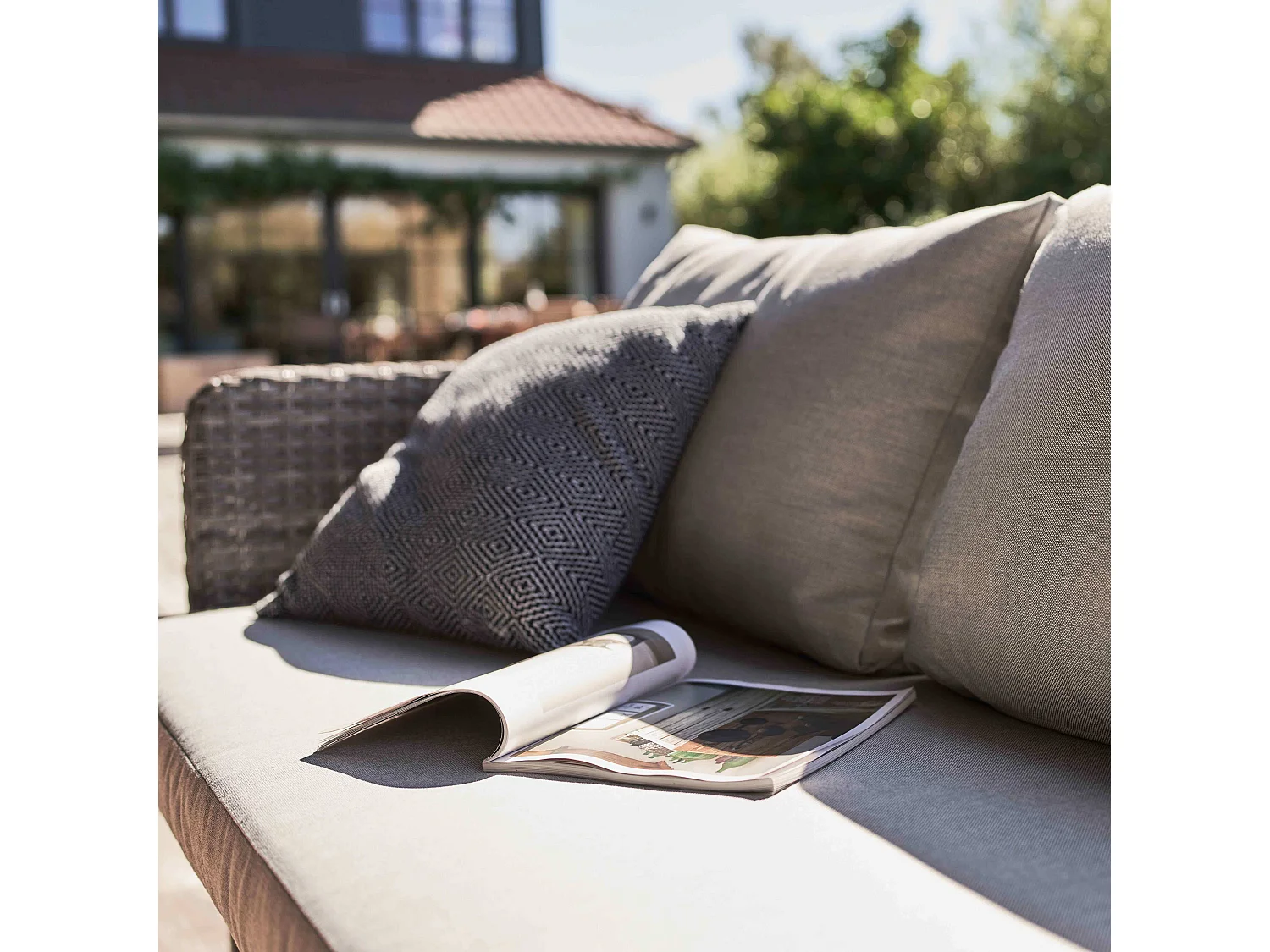 Salon de jardin 4 places en résine tressée et table gris