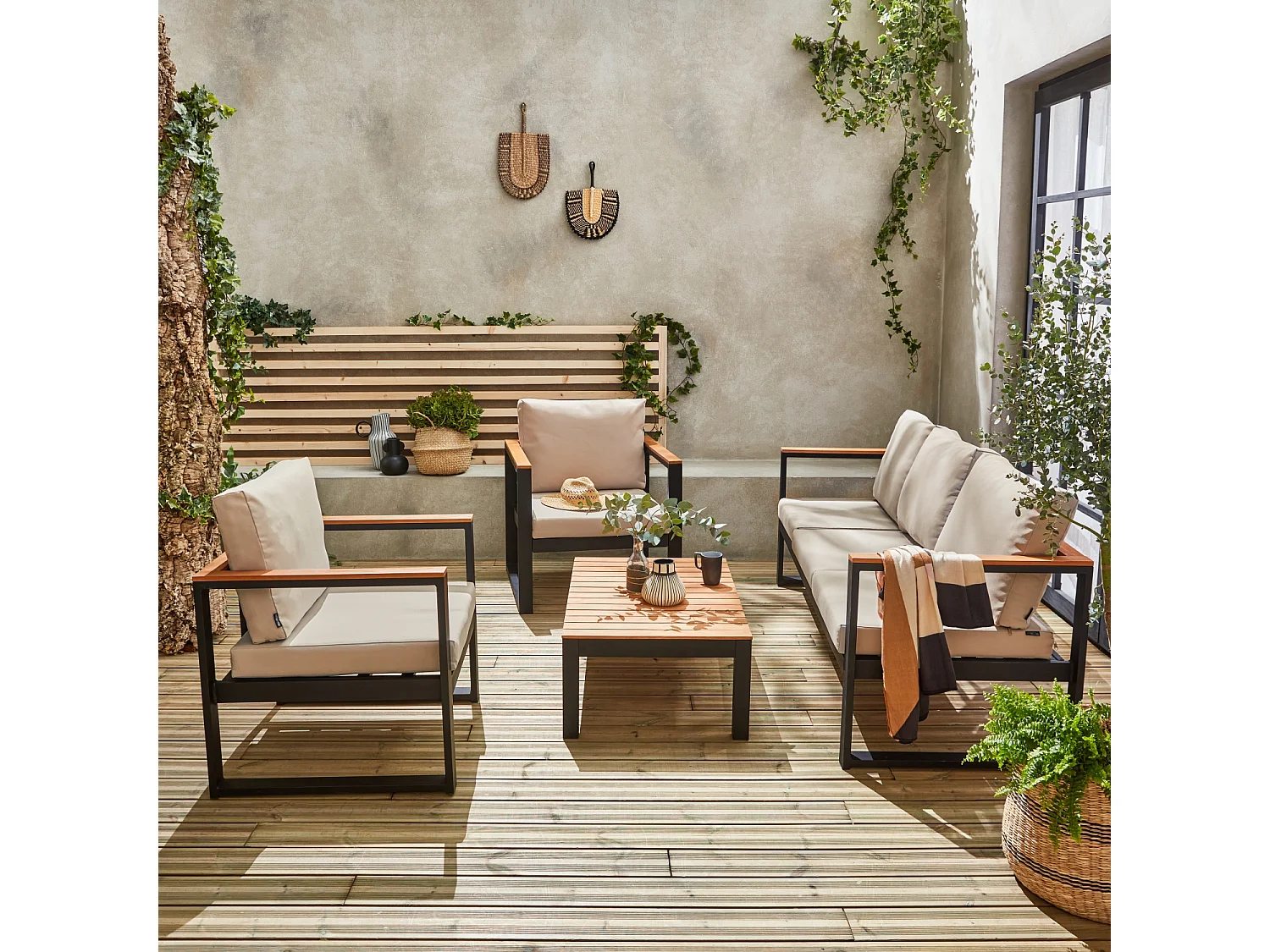 Salon de jardin 5 places en aluminium et eucalyptus – NAZCA – Structure noire. Coussins beige