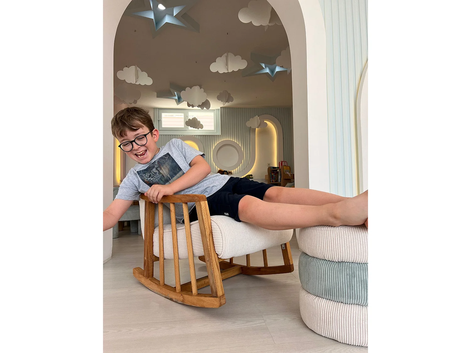 Fauteuil à bascule rembourré pour enfant Callino Velours côtelé Blanc et Bois massif foncé