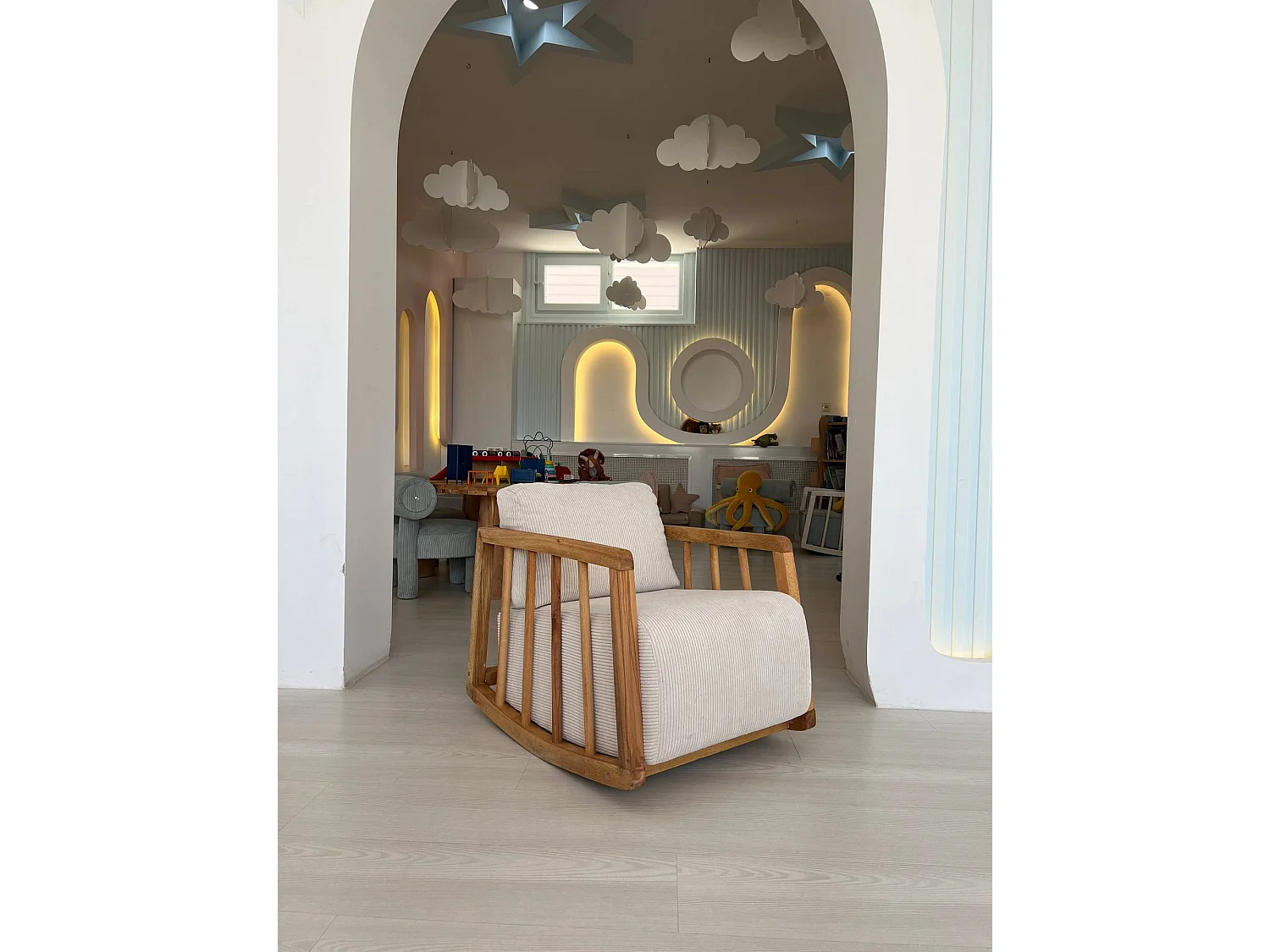 Fauteuil à bascule rembourré pour enfant Sereno Velours côtelé Blanc et Bois massif foncé