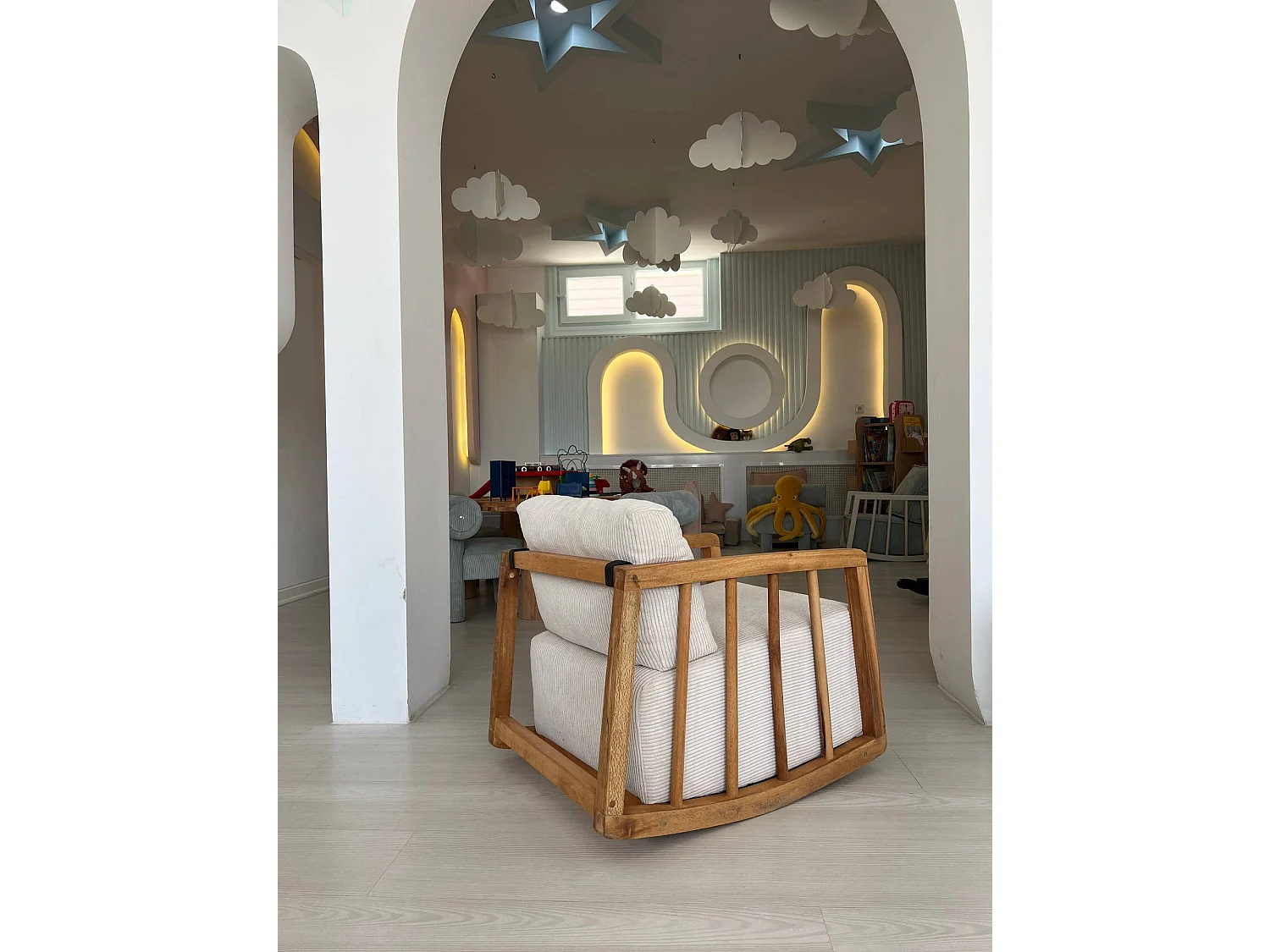 Fauteuil à bascule rembourré pour enfant Sereno Velours côtelé Blanc et Bois massif foncé