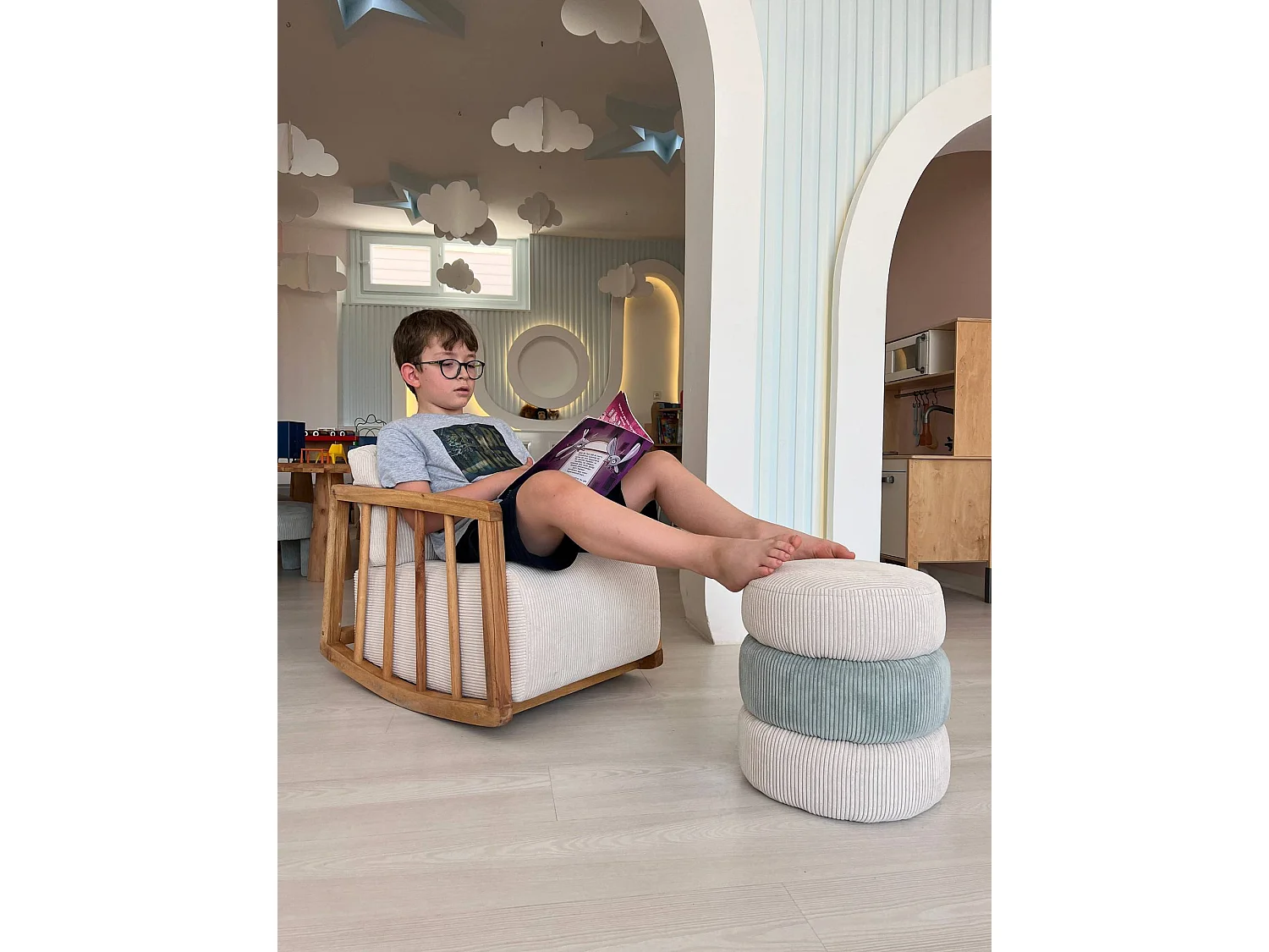 Fauteuil à bascule rembourré pour enfant Sereno Velours côtelé Blanc et Bois massif foncé