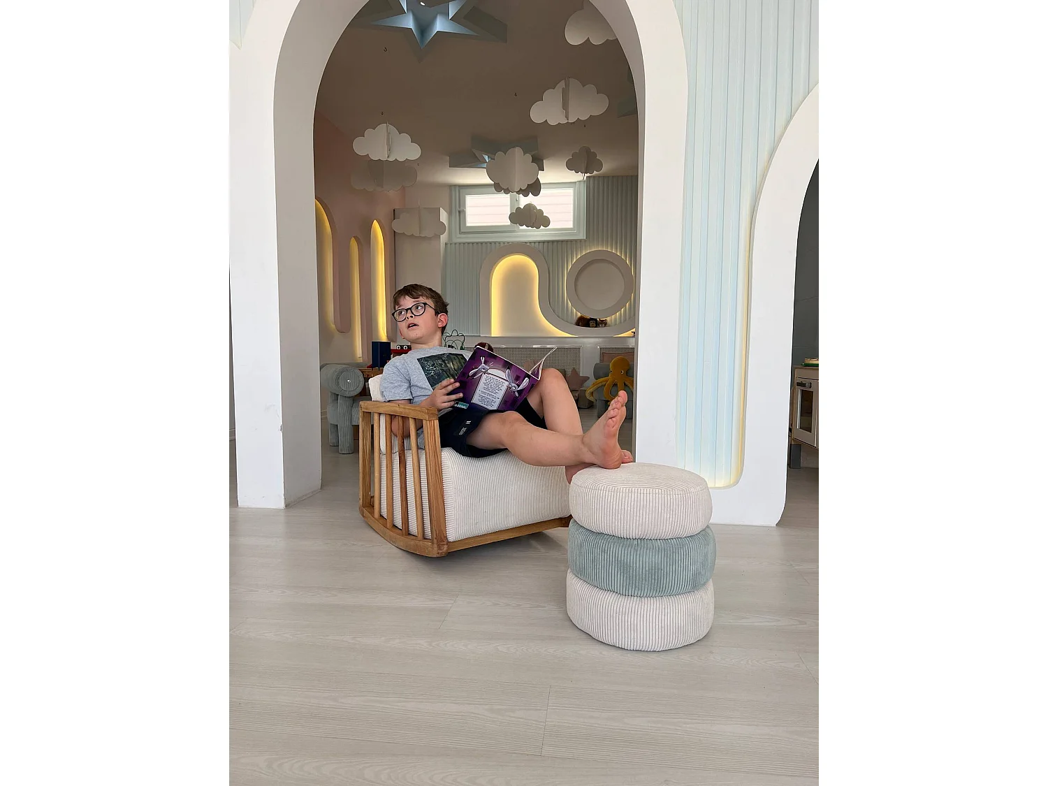 Fauteuil à bascule rembourré pour enfant Sereno Velours côtelé Blanc et Bois massif foncé