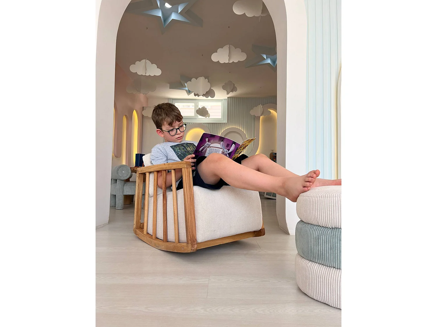 Fauteuil à bascule rembourré pour enfant Sereno Velours côtelé Blanc et Bois massif foncé