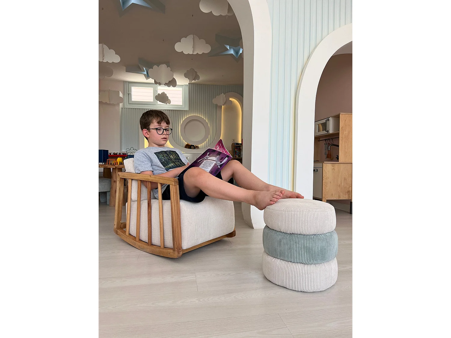 Fauteuil à bascule rembourré pour enfant Sereno Velours côtelé Blanc et Bois massif foncé