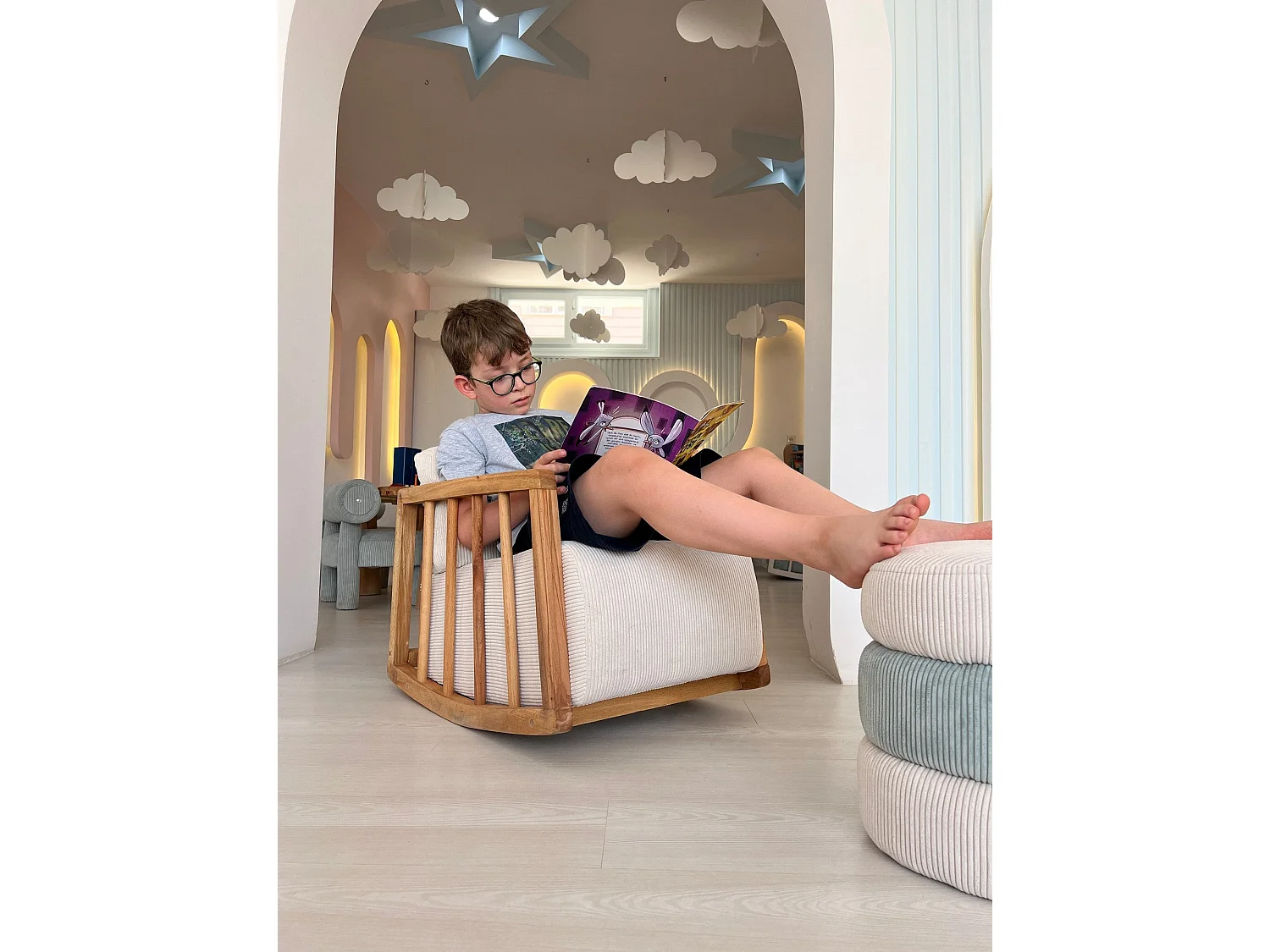 Fauteuil à bascule rembourré pour enfant Sereno Velours côtelé Blanc et Bois massif foncé