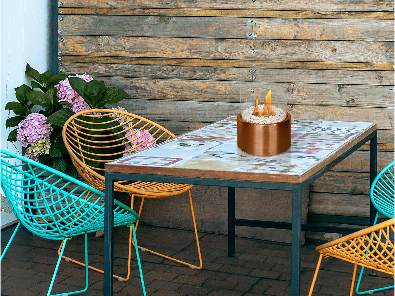 Cilindrische tafelmodel ethanolhaard met okerkleurige basis