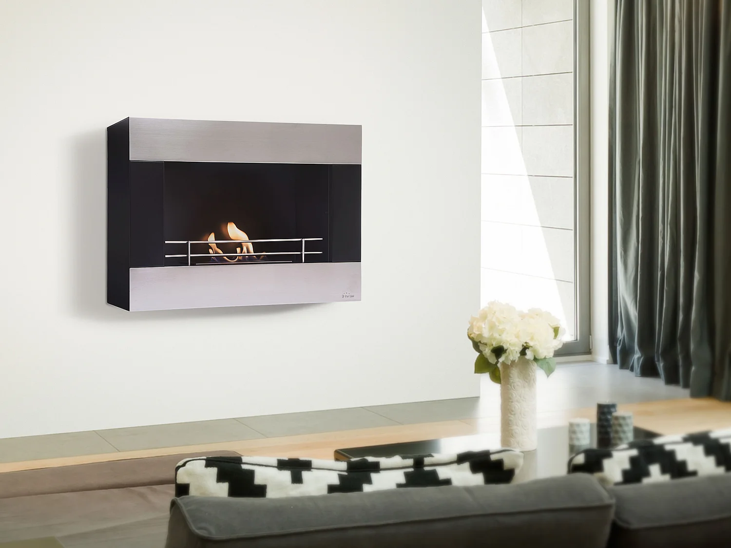 Wandgemonteerde stalen ethanolhaard met verchroomde spijlen