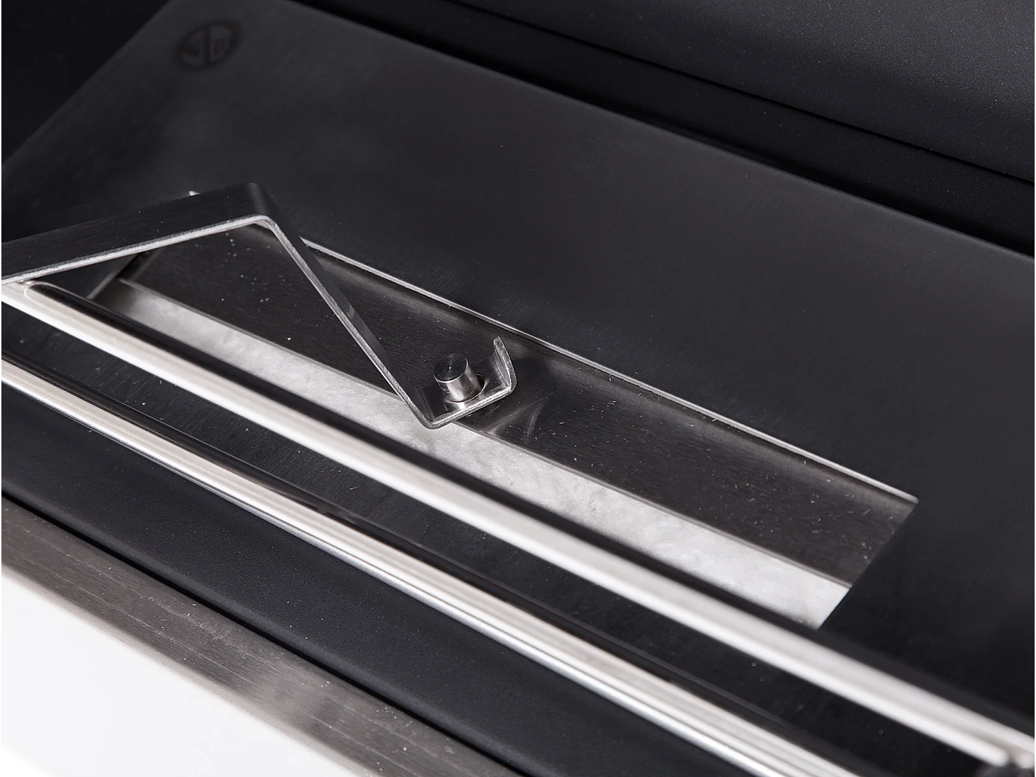 Wandgemonteerde stalen ethanolhaard met verchroomde spijlen