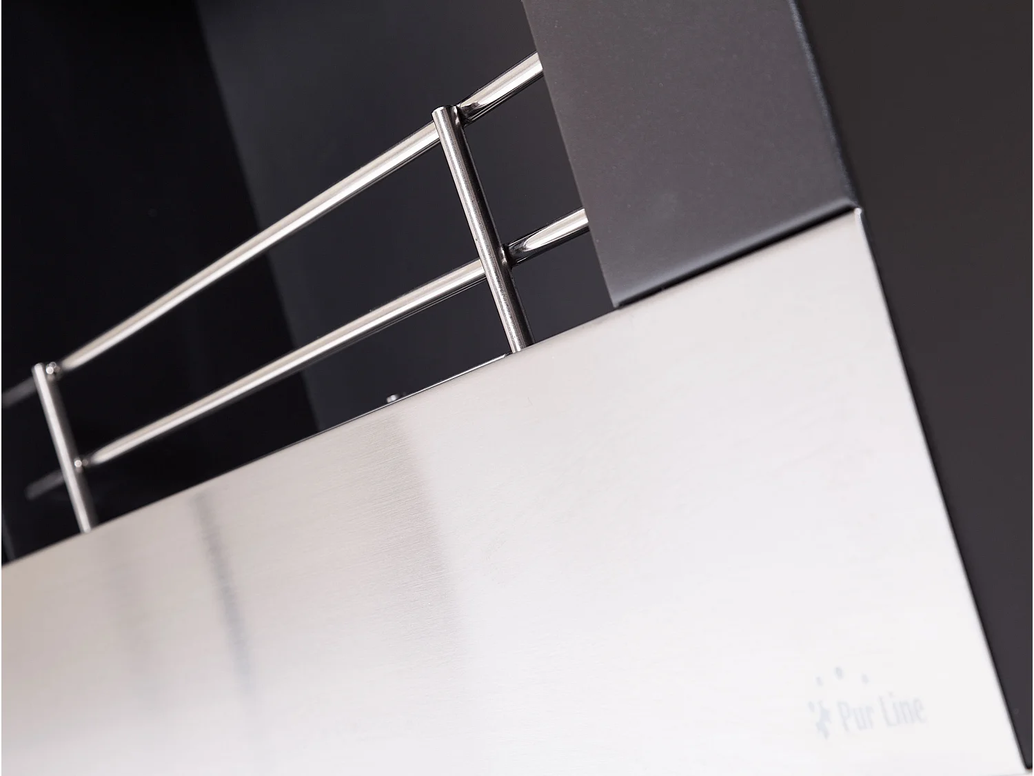 Chimenea de etanol mural en acero con barras cromadas