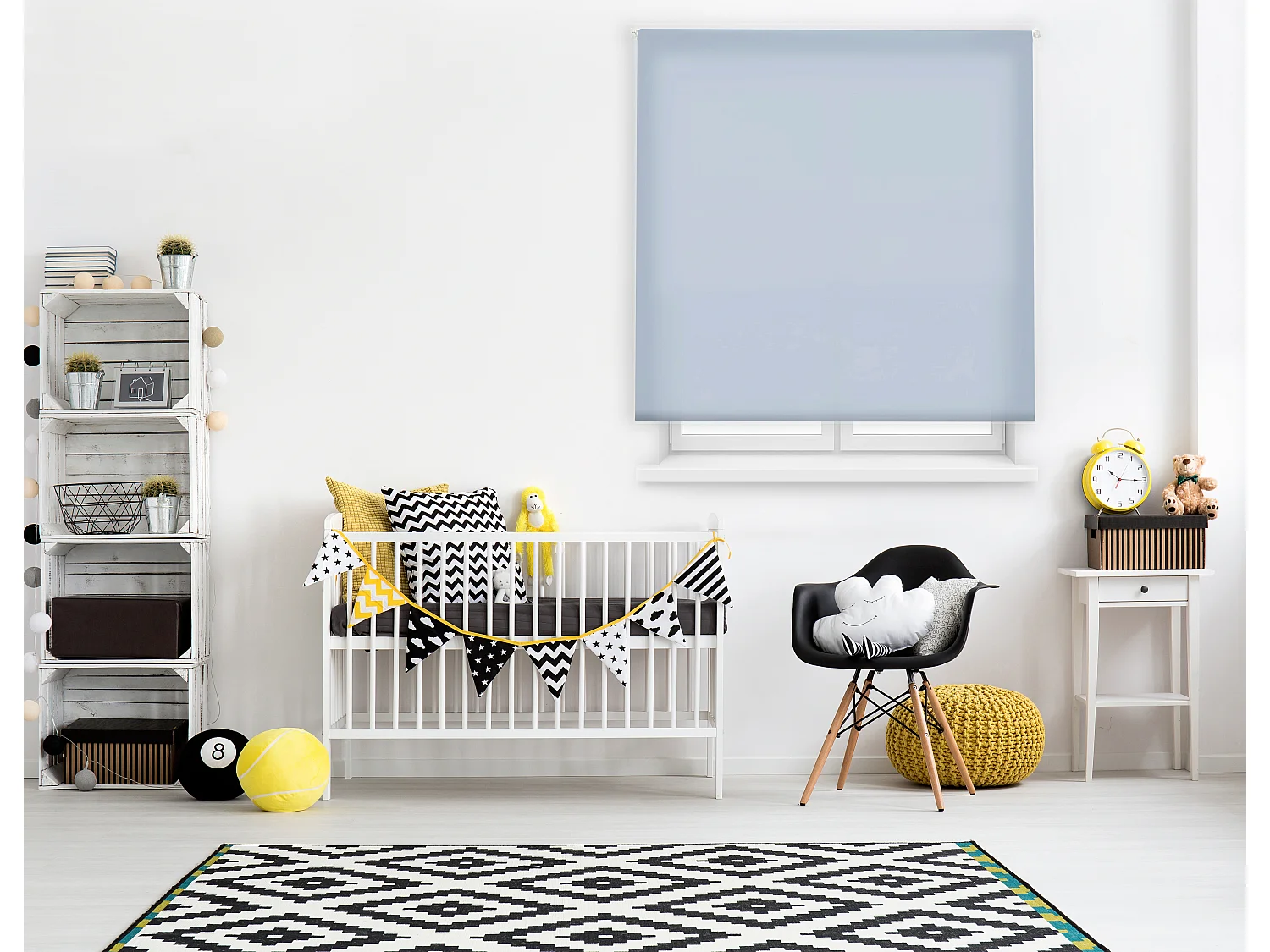 Cortina de rolo translúcido com trama simples e corrente manual