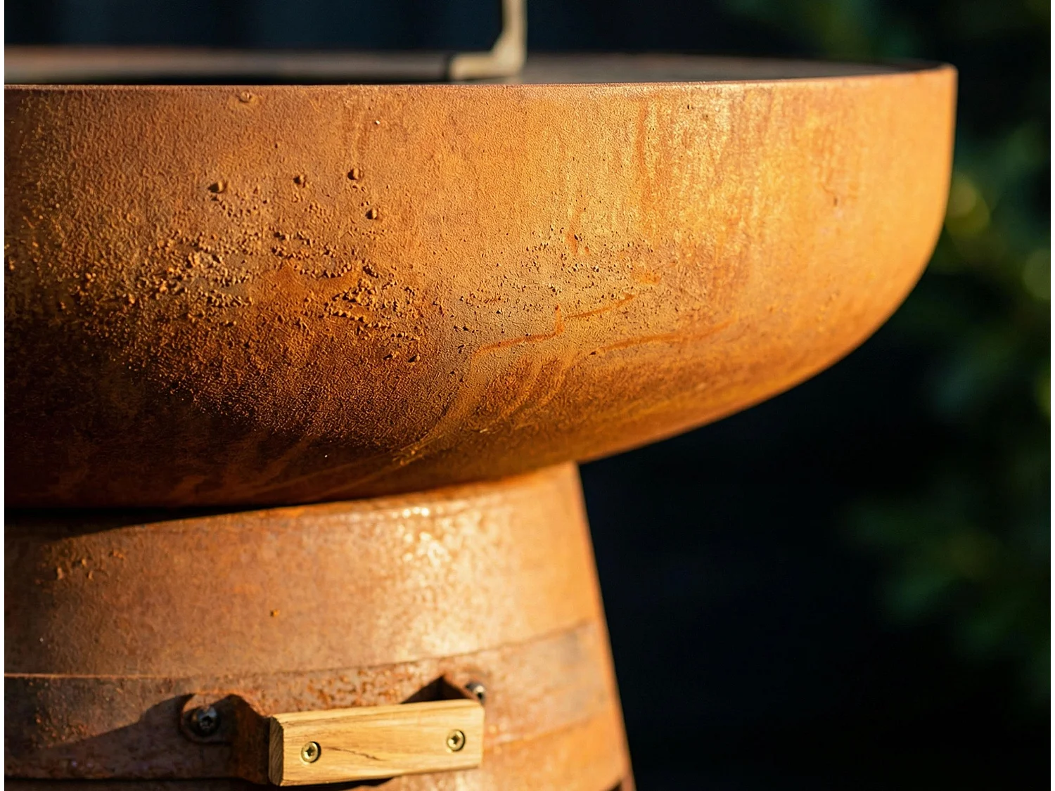 Barbecue rond avec plaque d'acier ronde et grille