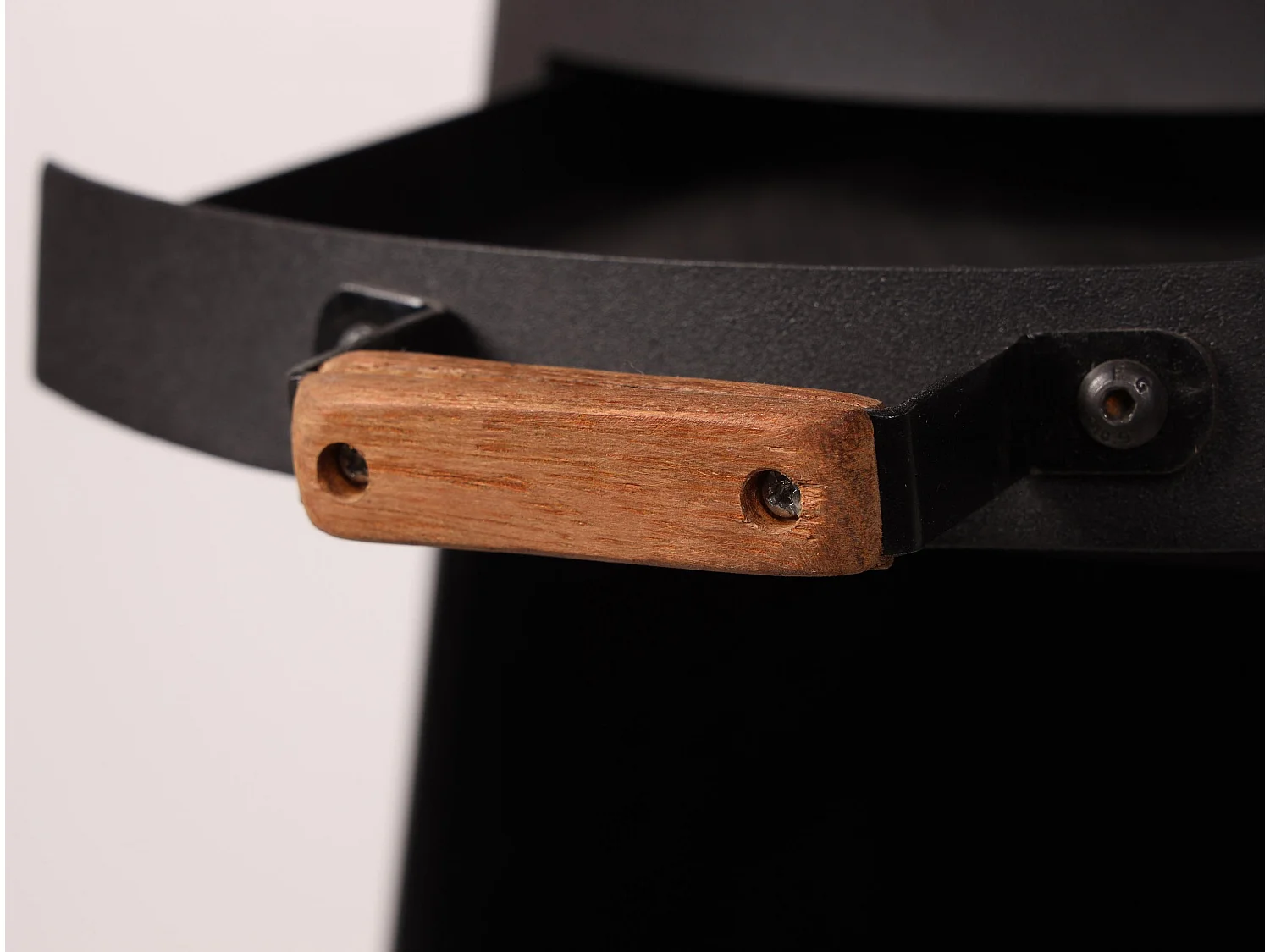 Ronde barbecue met ronde staalplaat en grill