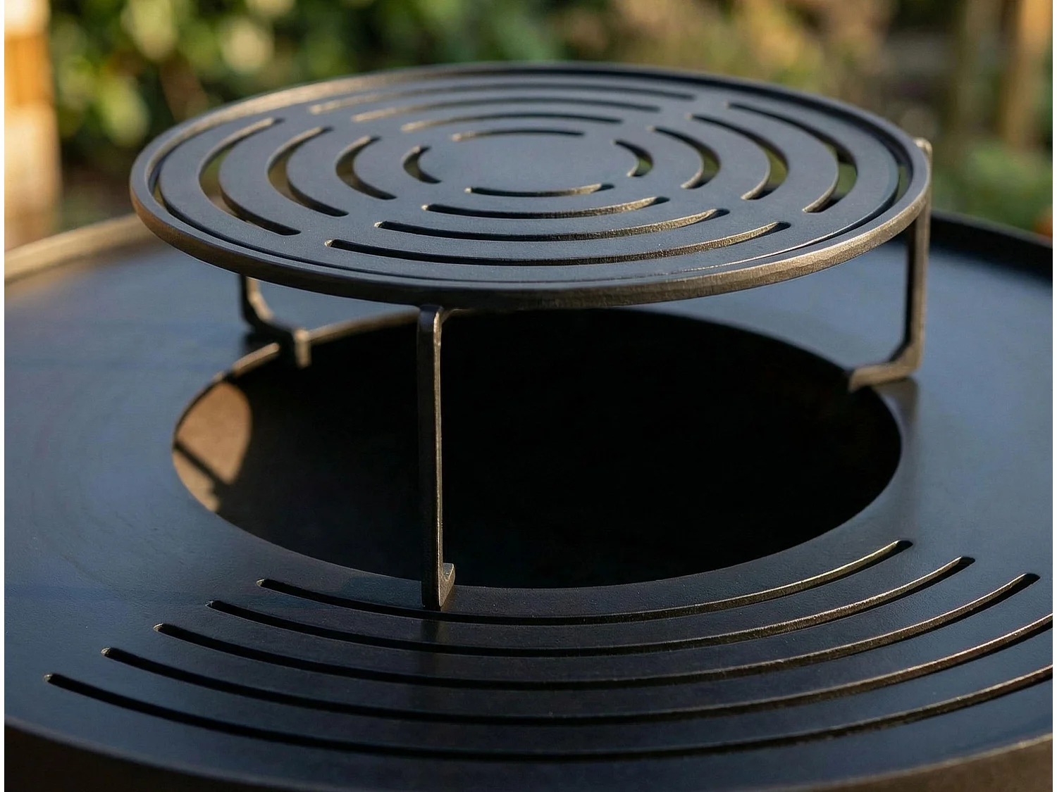 Barbecue rotondo con piastra e griglia in acciaio