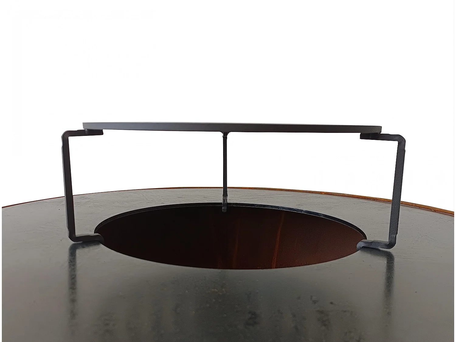 Barbecue con piastra rotonda, grill e supporto