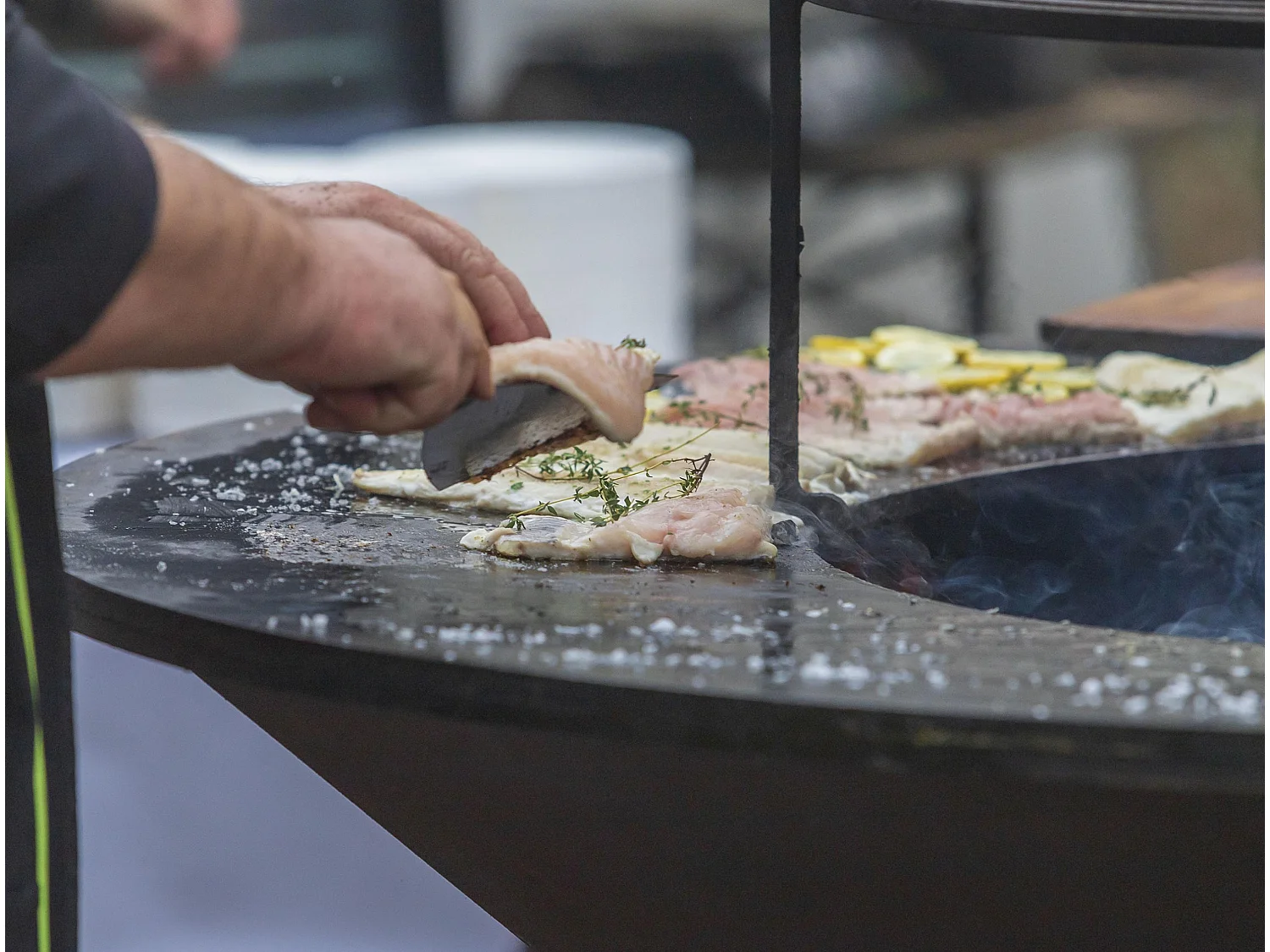 Barbecue con piastra in acciaio da 100 cm