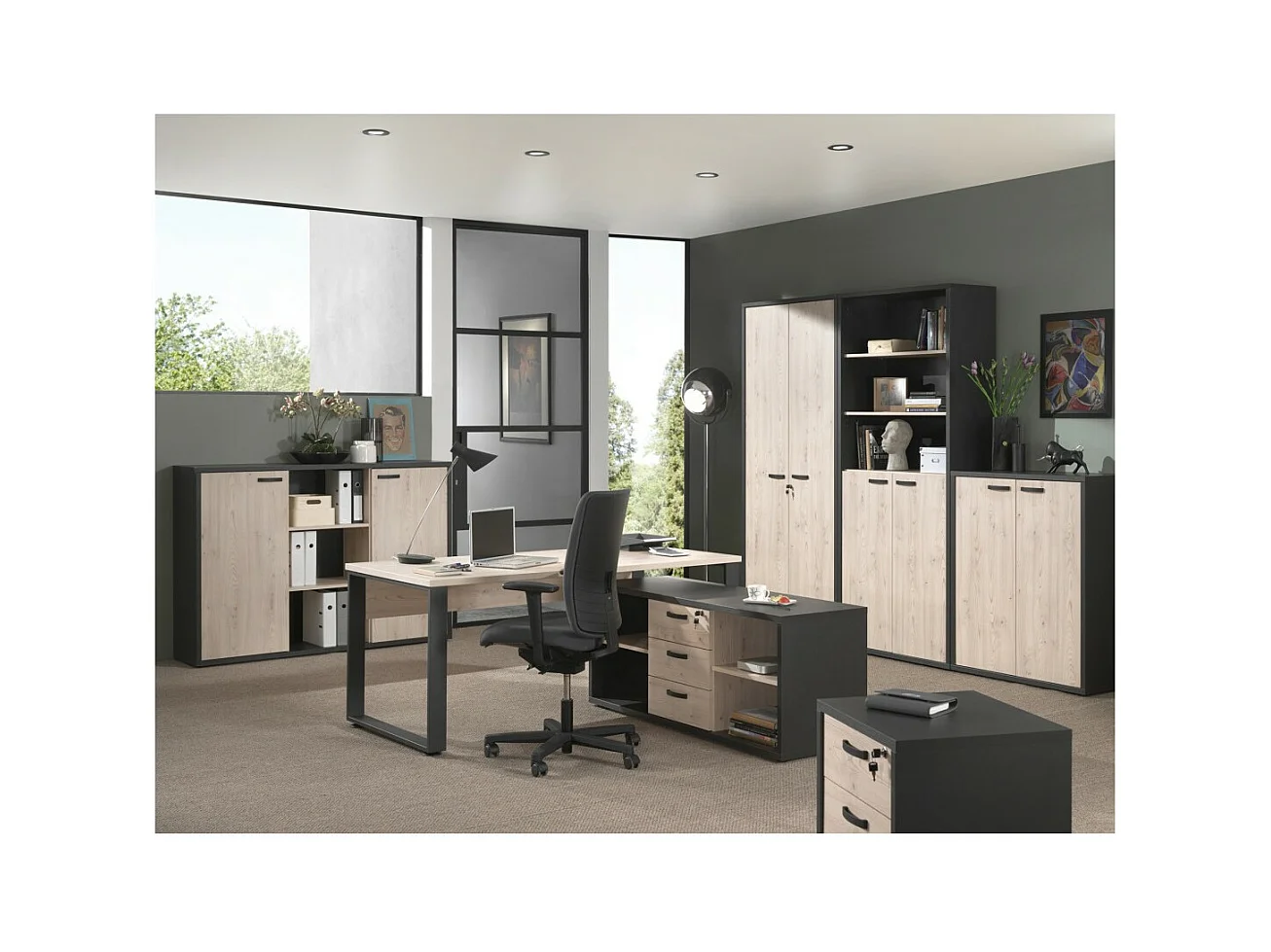 Niedriger Büroschrank mit 4 Fächern und 3 Schubladen in heller Eichen- und schwarzer Farbe