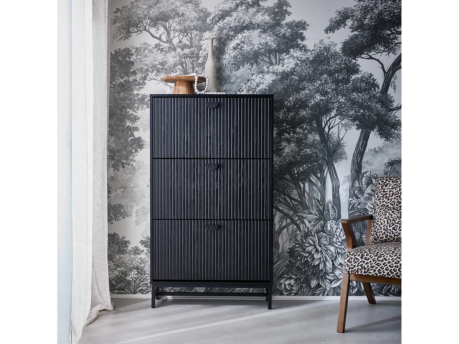 Mueble zapatero con 3 puertas acanaladas negro