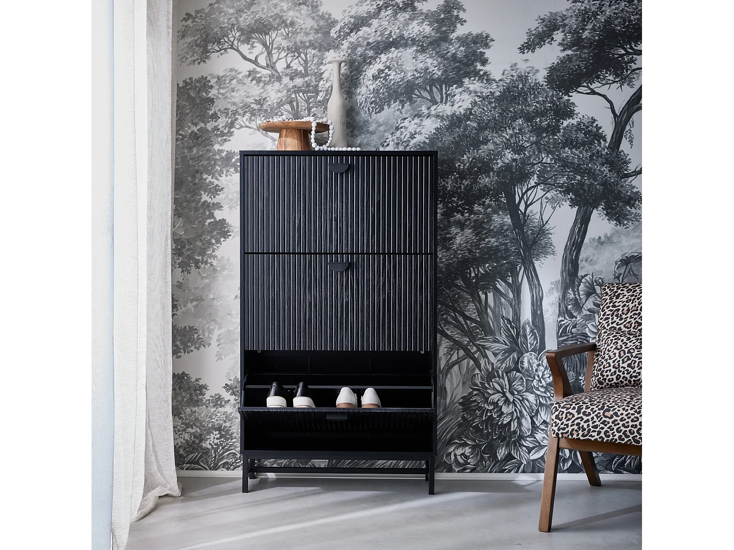 Mueble zapatero con 3 puertas acanaladas negro