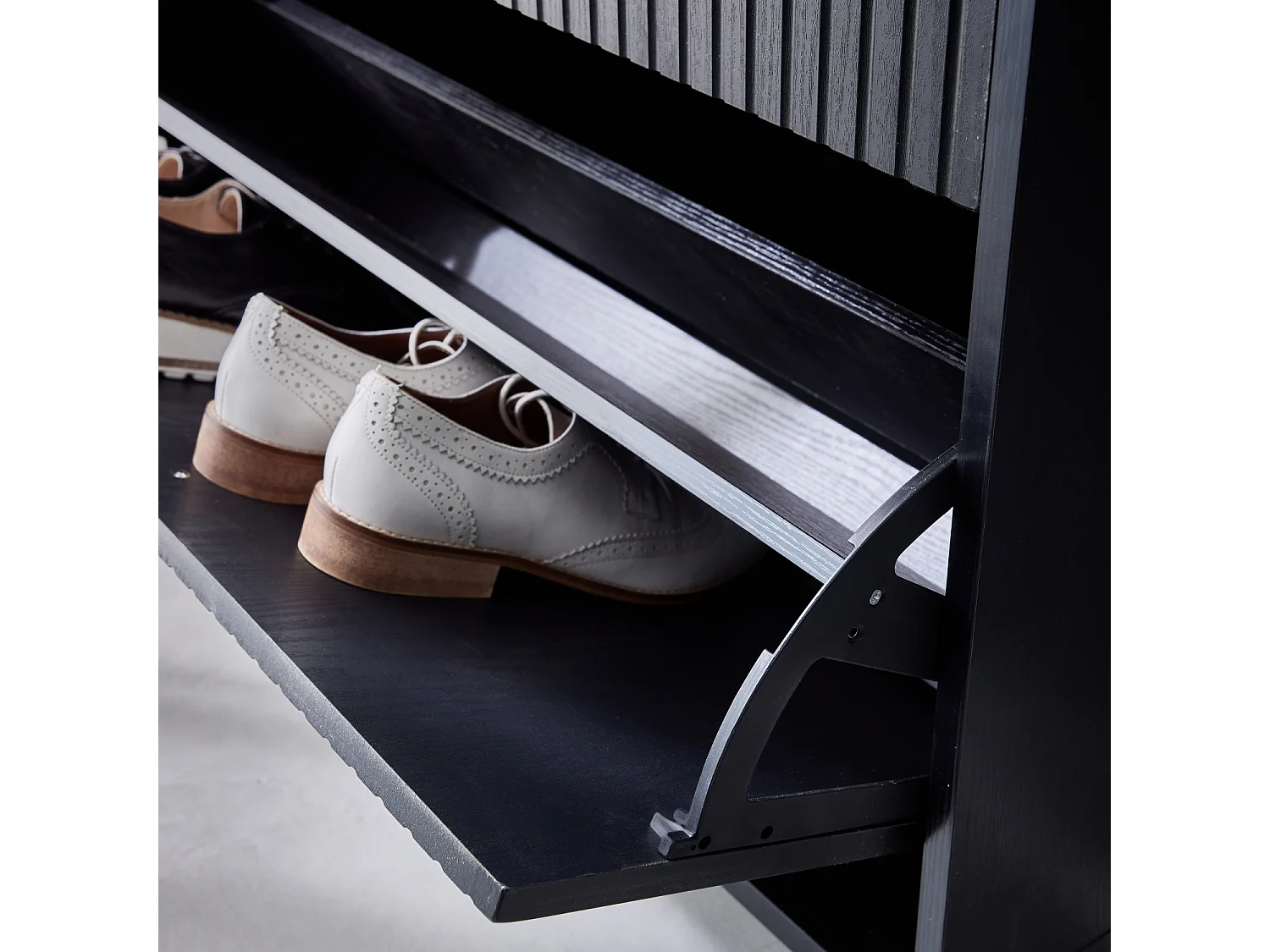 Mueble zapatero con 3 puertas acanaladas negro