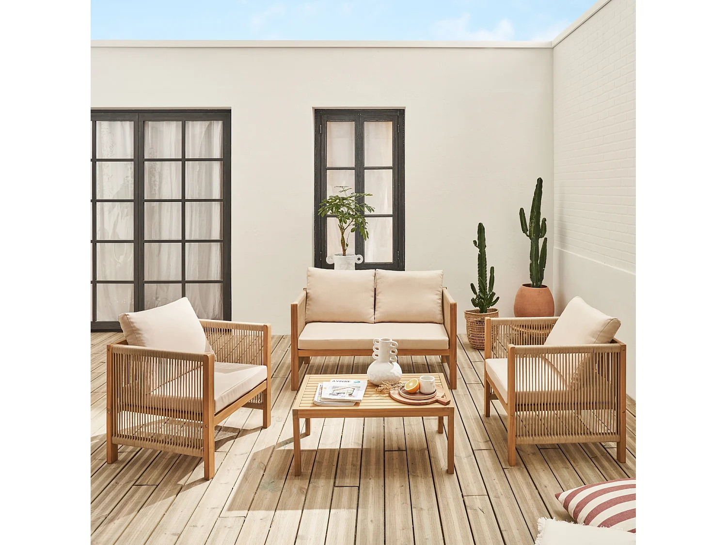 Salon de jardin ALCIRA 4 places en bois d'acacia et cordes beiges et coussins beiges. 1 canapé 2 pl + 2 fauteuils + 1 table basse