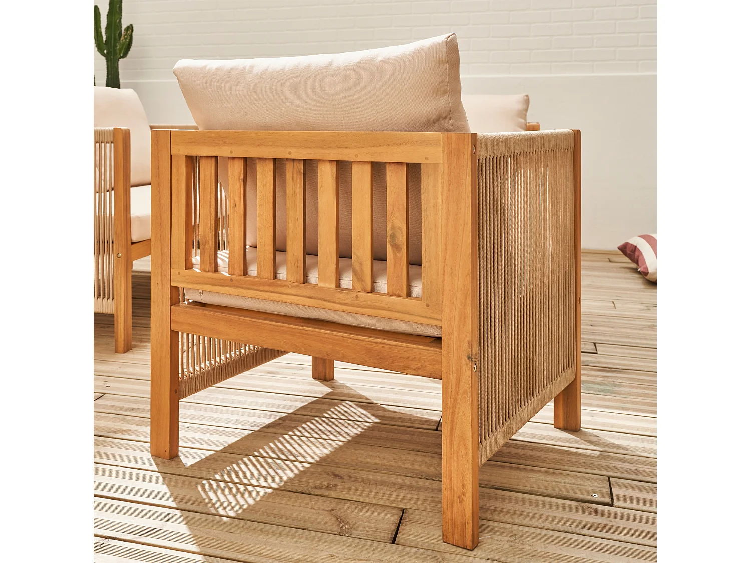 Salon de jardin ALCIRA 4 places en bois d'acacia et cordes beiges et coussins beiges. 1 canapé 2 pl + 2 fauteuils + 1 table basse