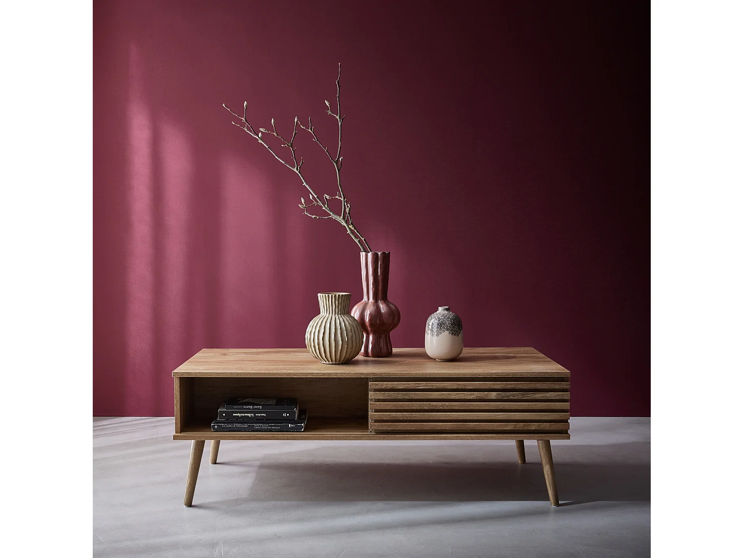 Tavolino scandinavo con ante scorrevoli, decoro in legno scanalato,