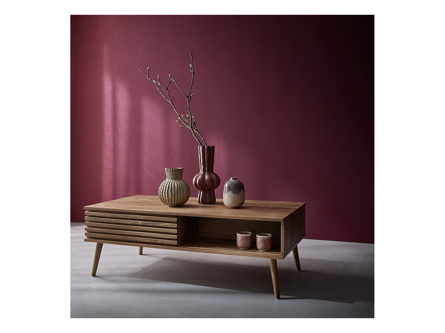 Mesa de centro escandinava con puertas correderas natural