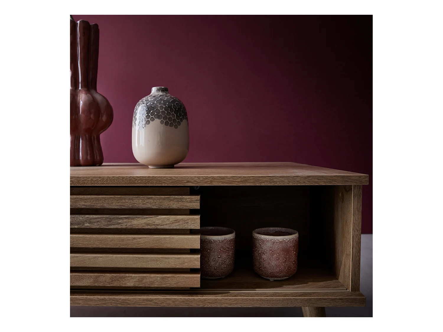 Mesa de centro escandinava con puertas correderas natural