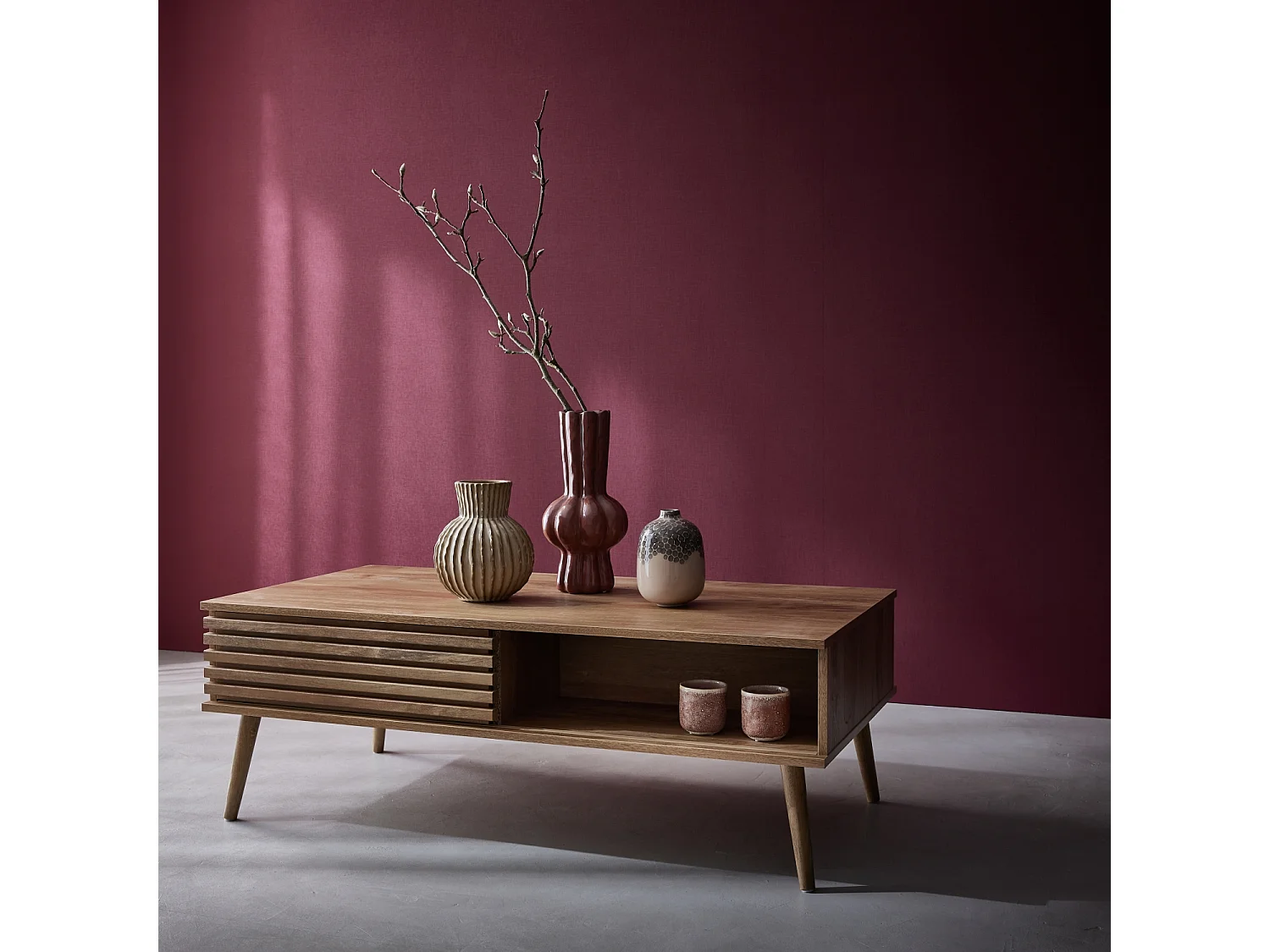 Table basse scandinave avec portes coulissantes décor bois rainuré et niches de rangement