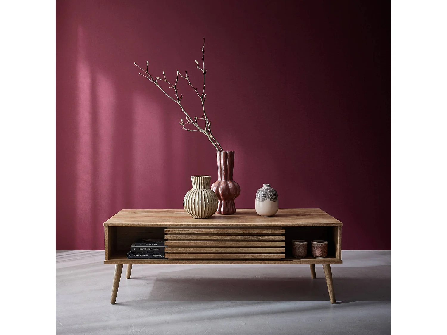 Table basse scandinave avec portes coulissantes décor bois rainuré et niches de rangement