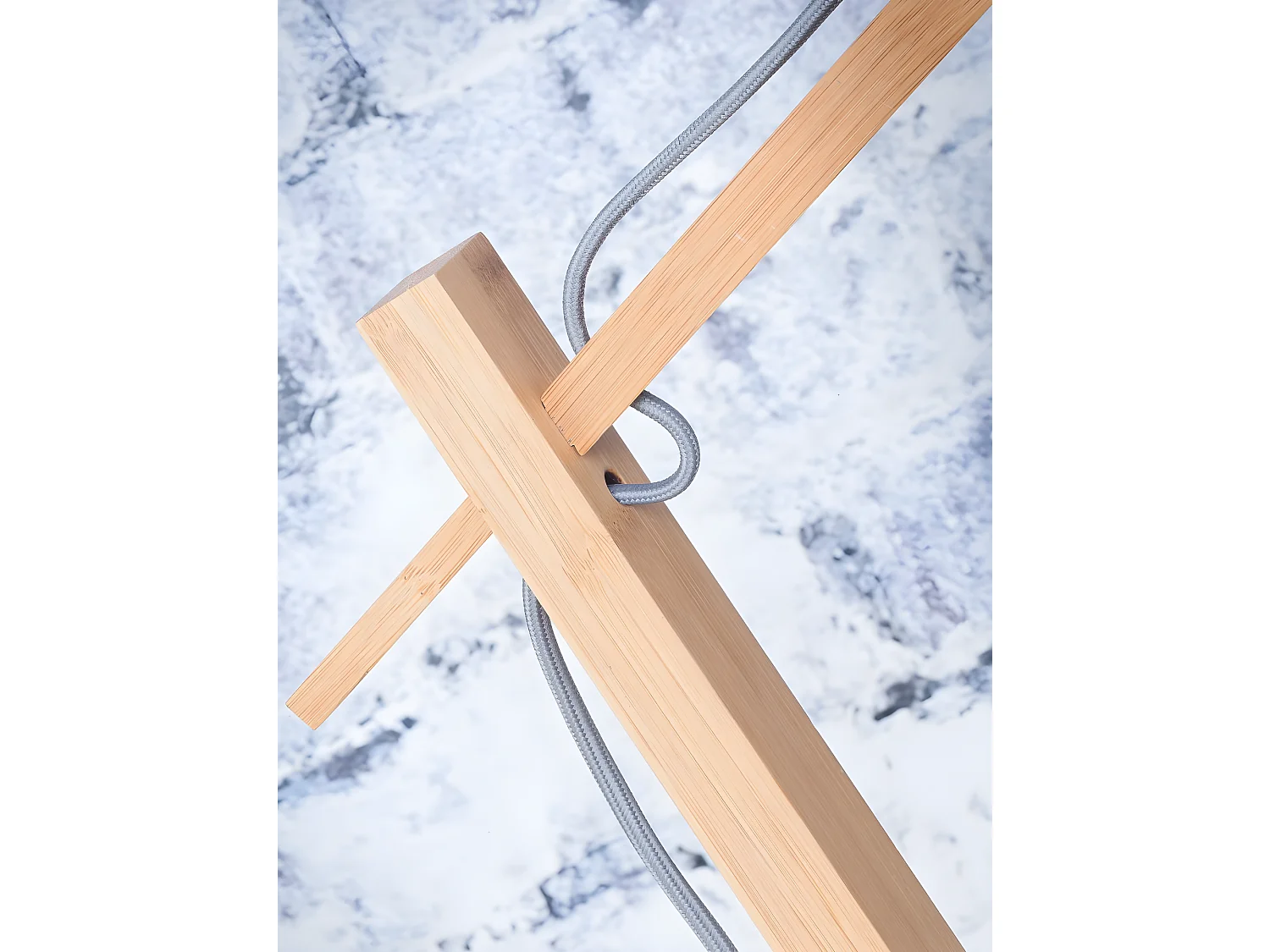 Piantana in bamboo marrone con paralume intrecciato bicolor