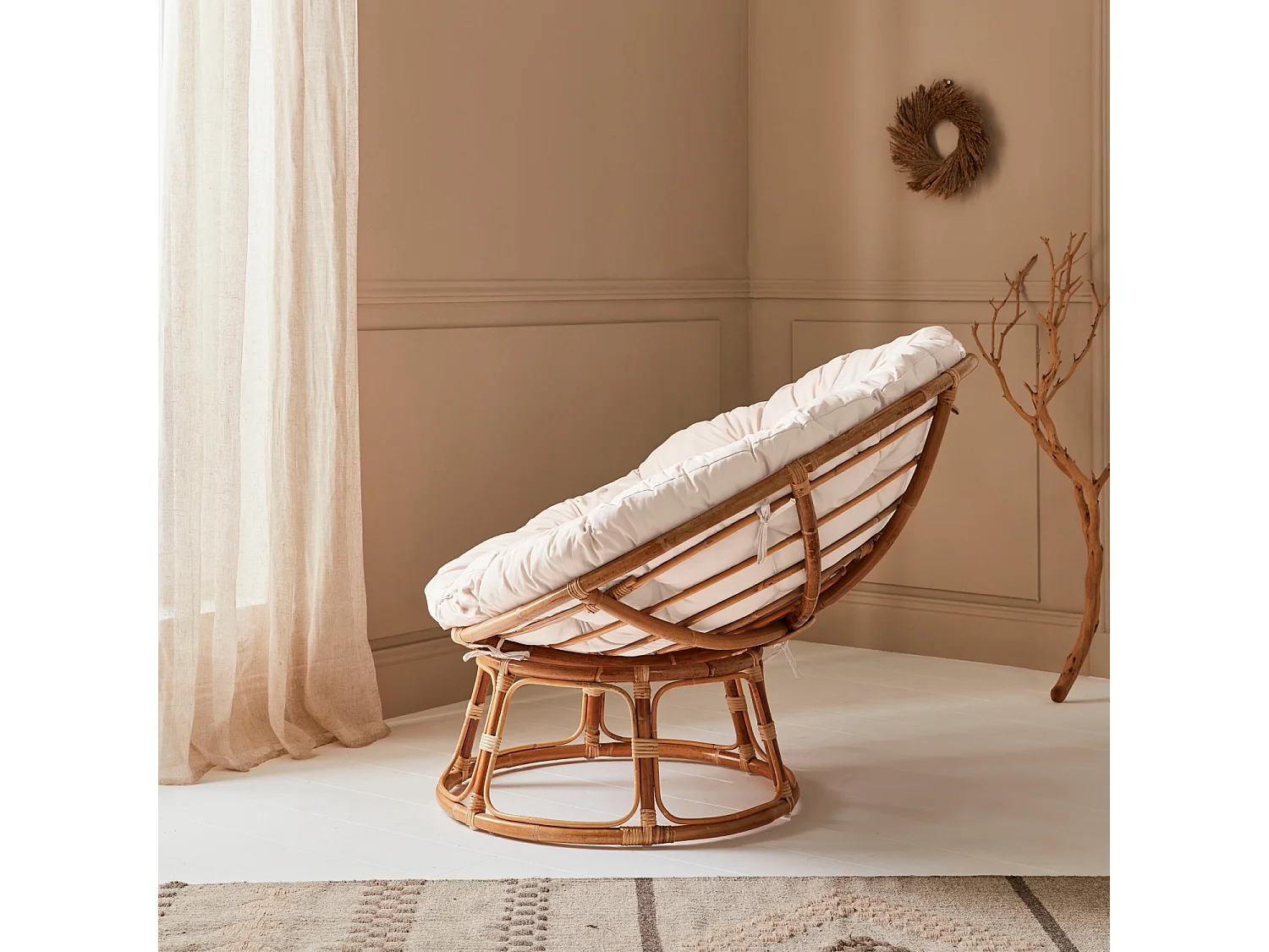 Fauteuil papasan en rotin avec coussin blanc Ø113cm