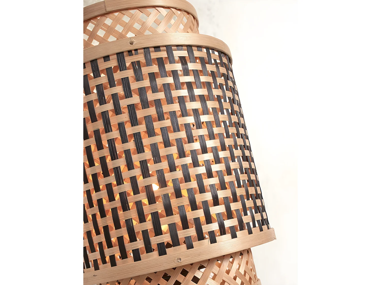 Piantana in bamboo marrone con paralume intrecciato bicolor