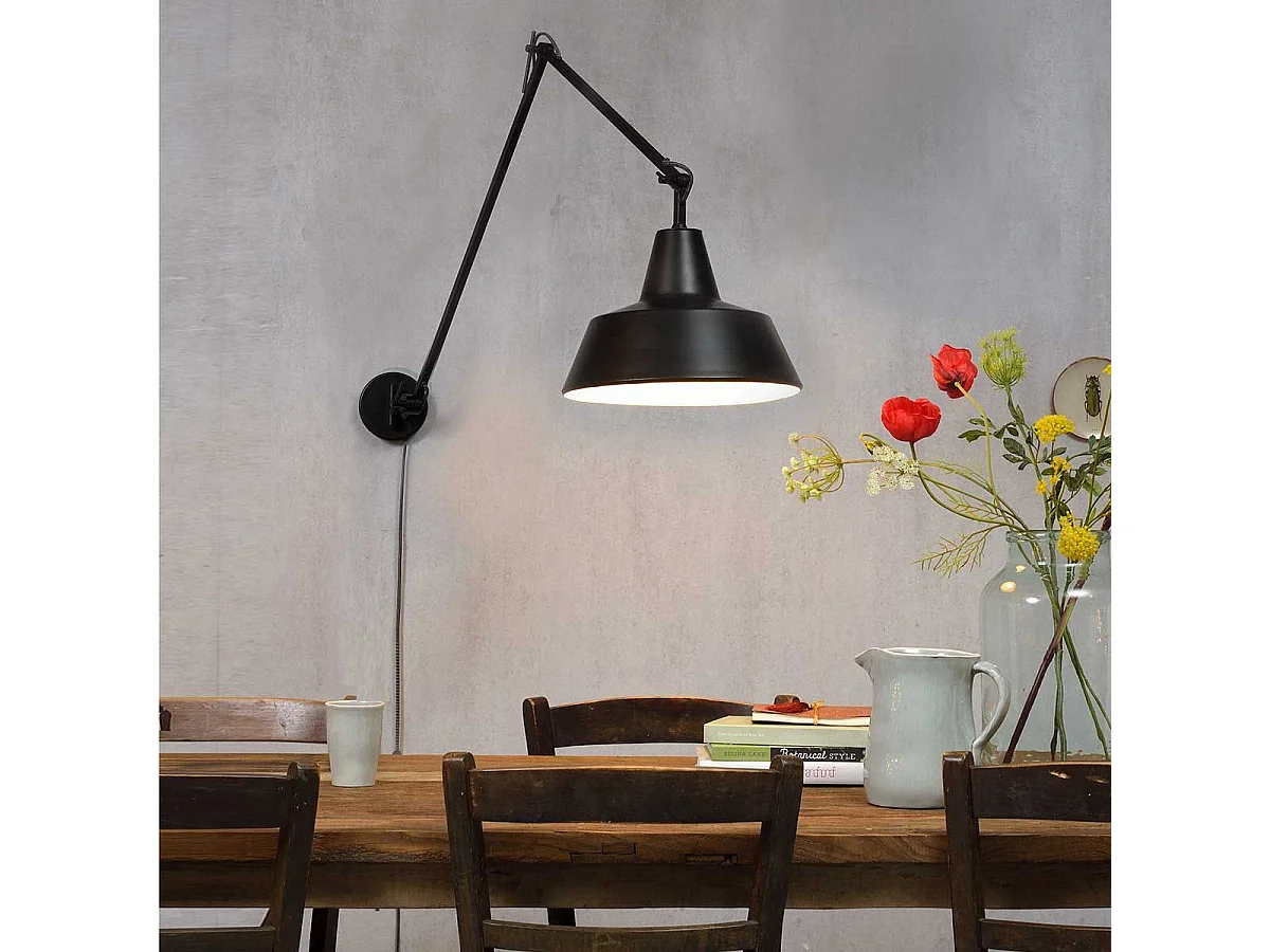Zwart metalen wandlamp met scharnierende arm